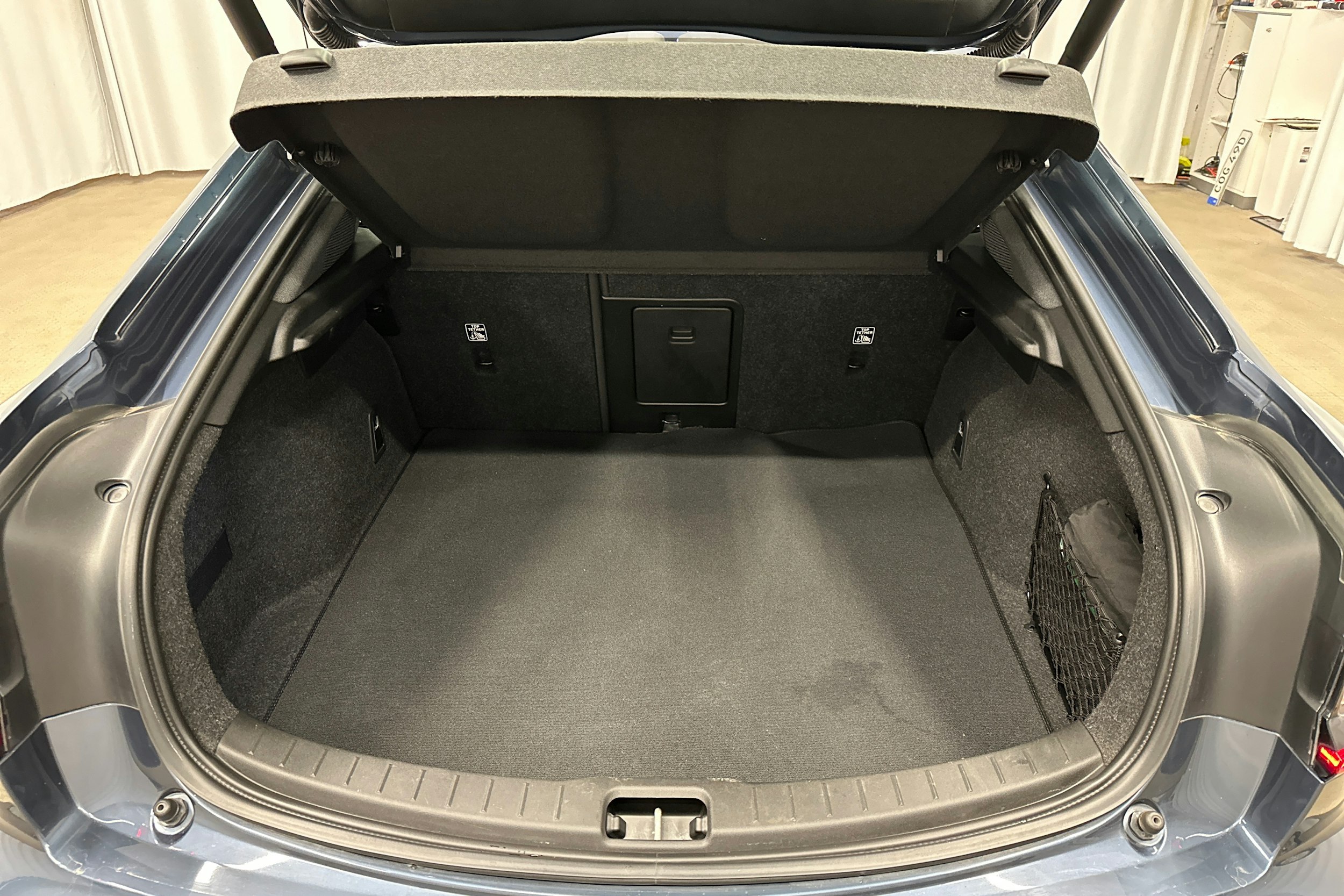sininen Polestar 2 2023 kuva 27.