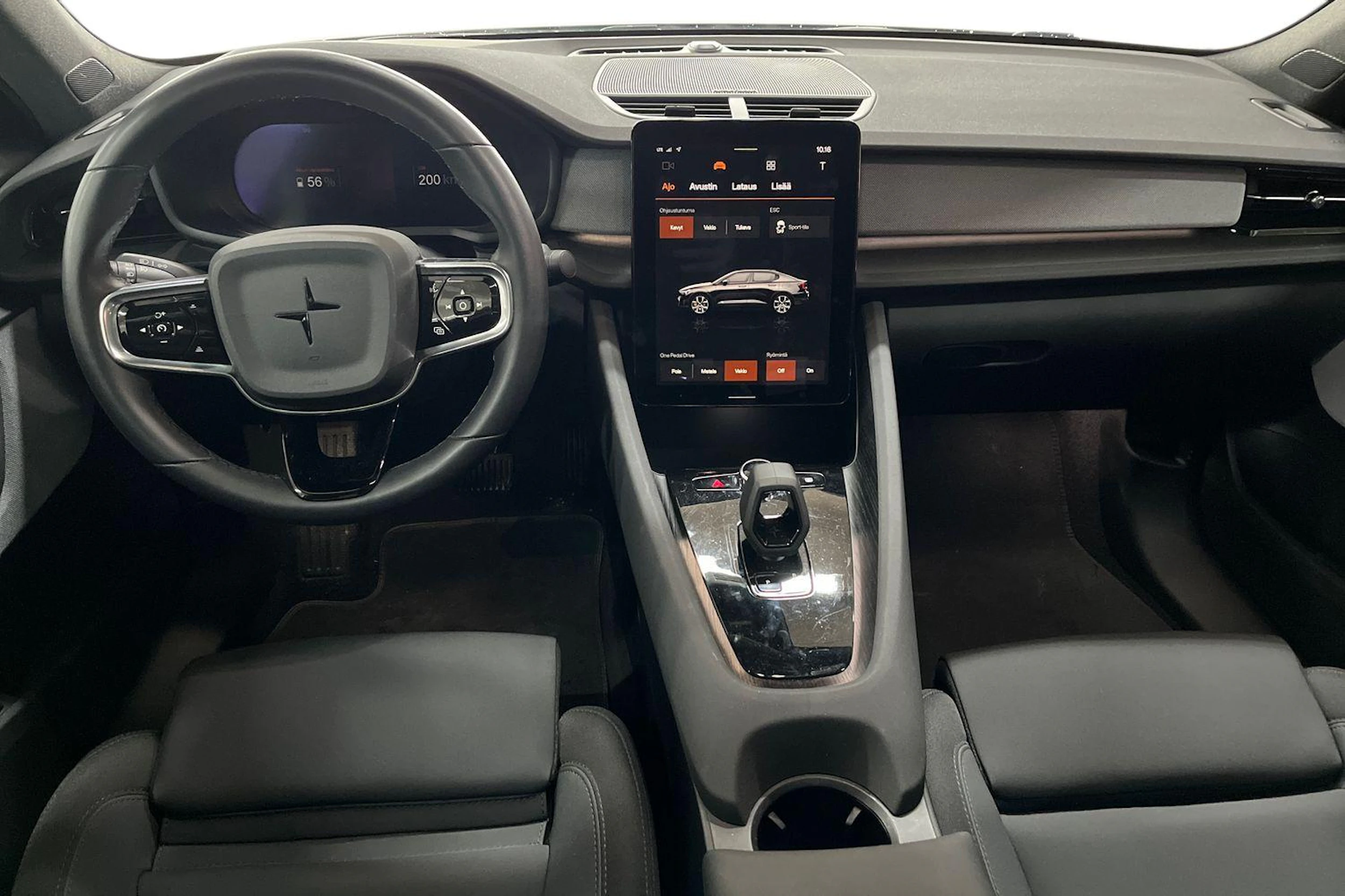 Valkoinen Polestar 2 2023 kuva 7.