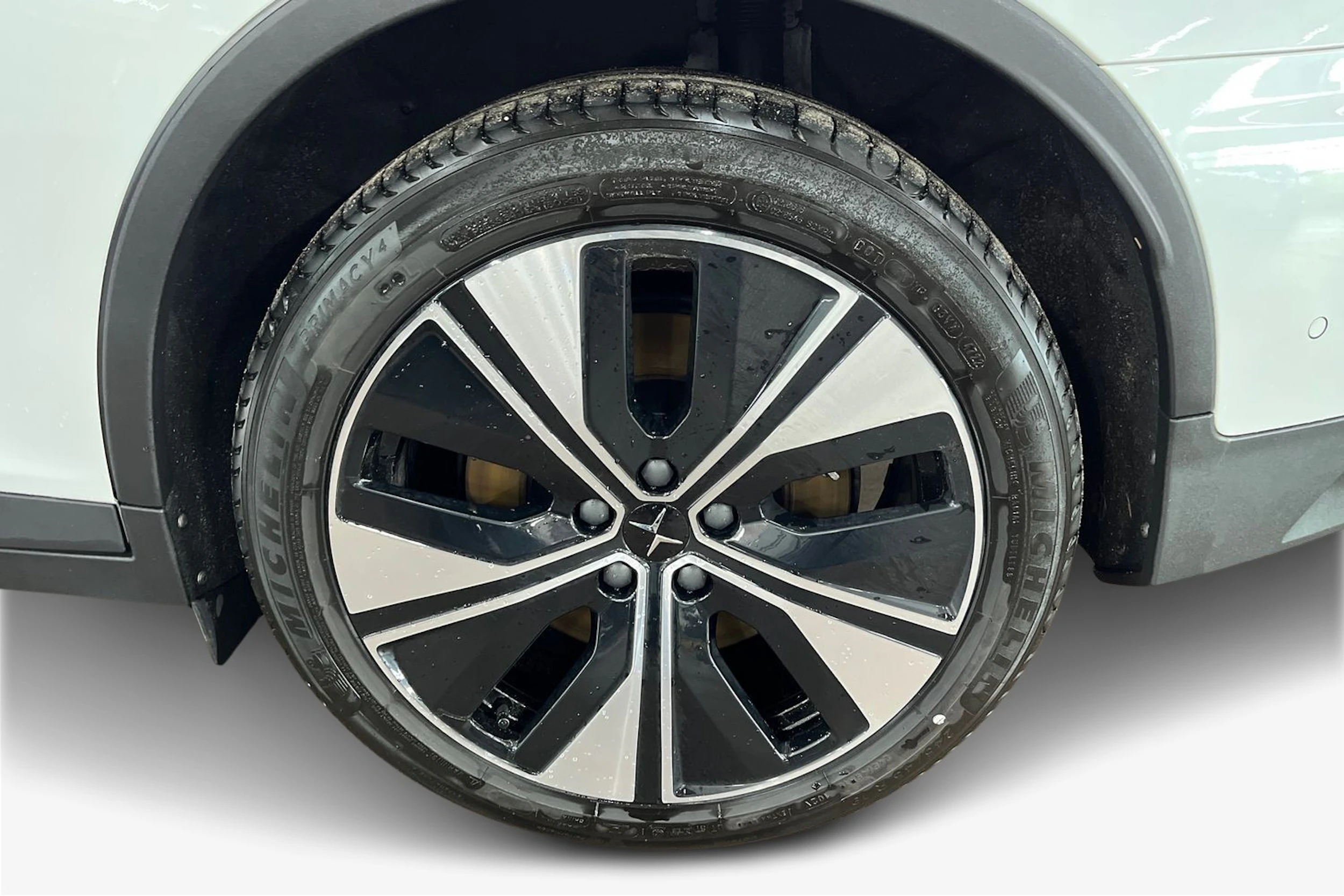 Valkoinen Polestar 2 2023 kuva 9.