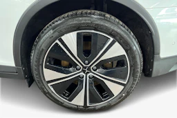 Valkoinen Polestar 2 2023 kuva 9.