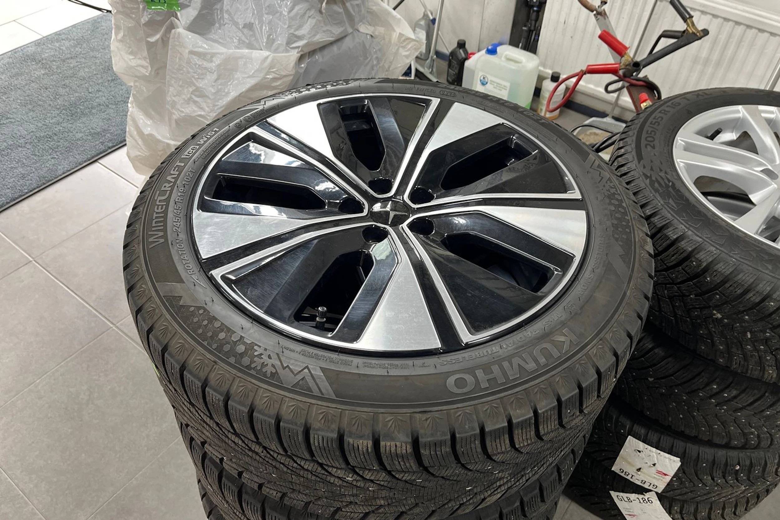 Valkoinen Polestar 2 2023 kuva 10.