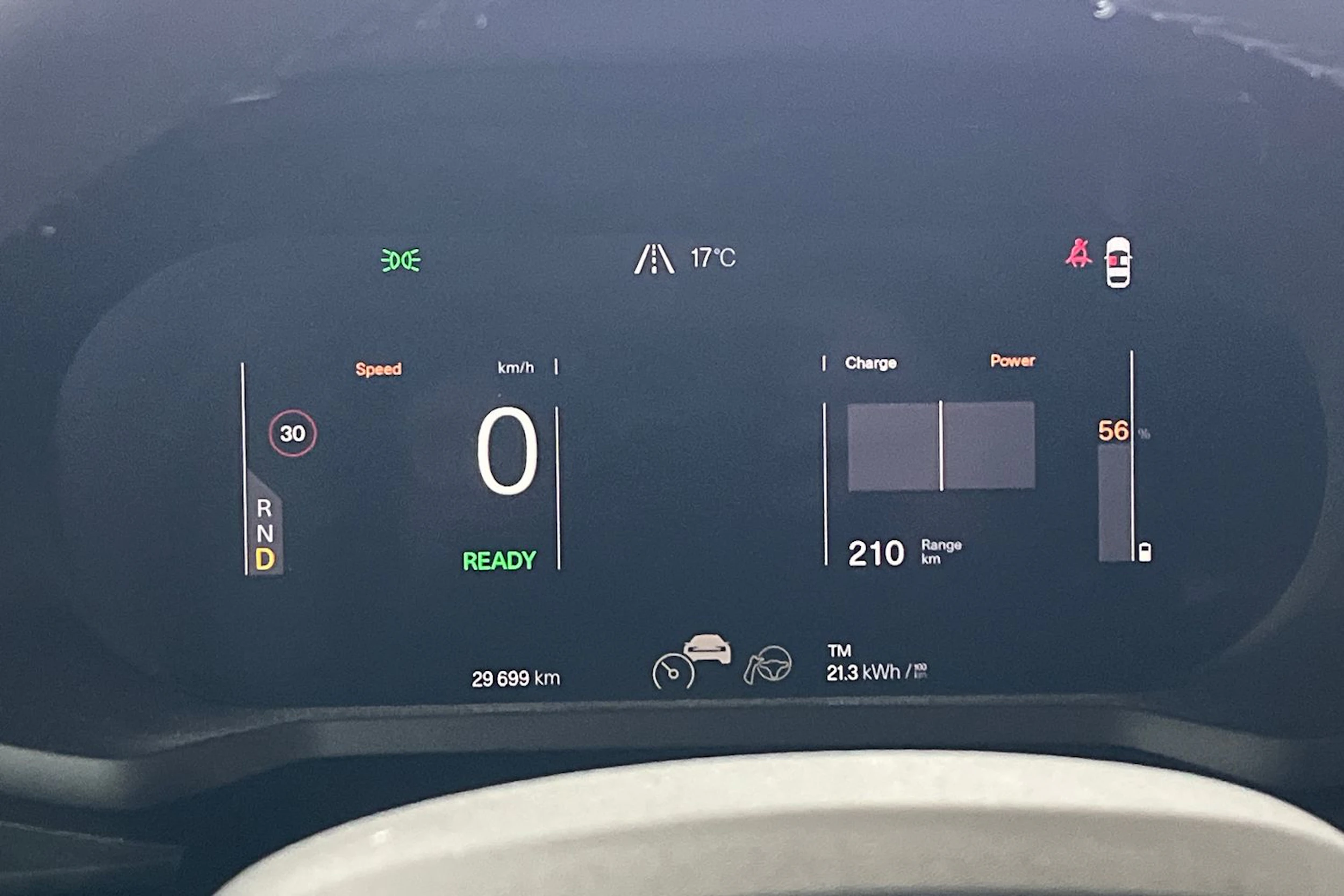 Valkoinen Polestar 2 2023 kuva 16.
