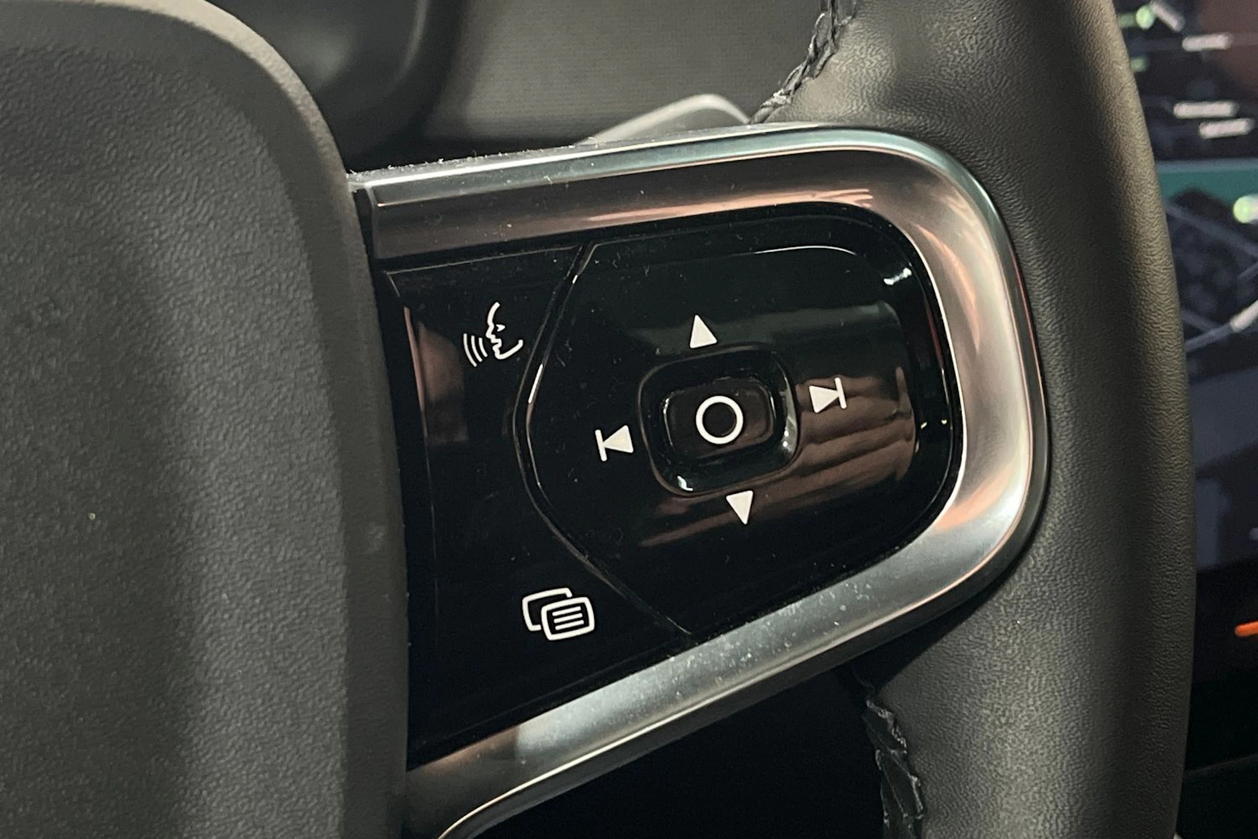 Valkoinen Polestar 2 2023 kuva 18.