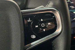 Valkoinen Polestar 2 2023 kuva 18.
