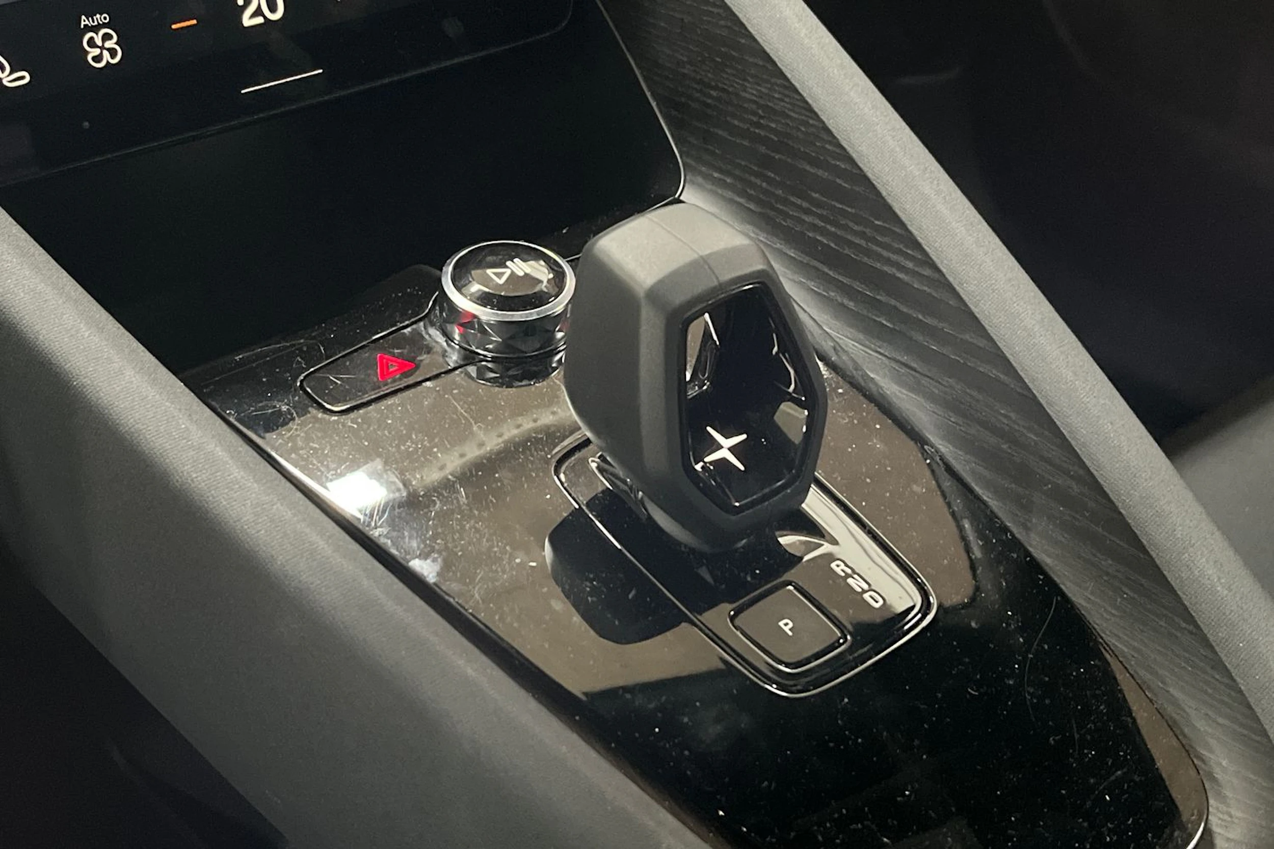Valkoinen Polestar 2 2023 kuva 19.