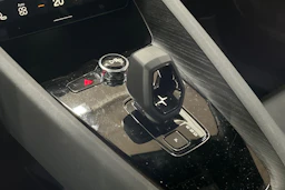 Valkoinen Polestar 2 2023 kuva 19.
