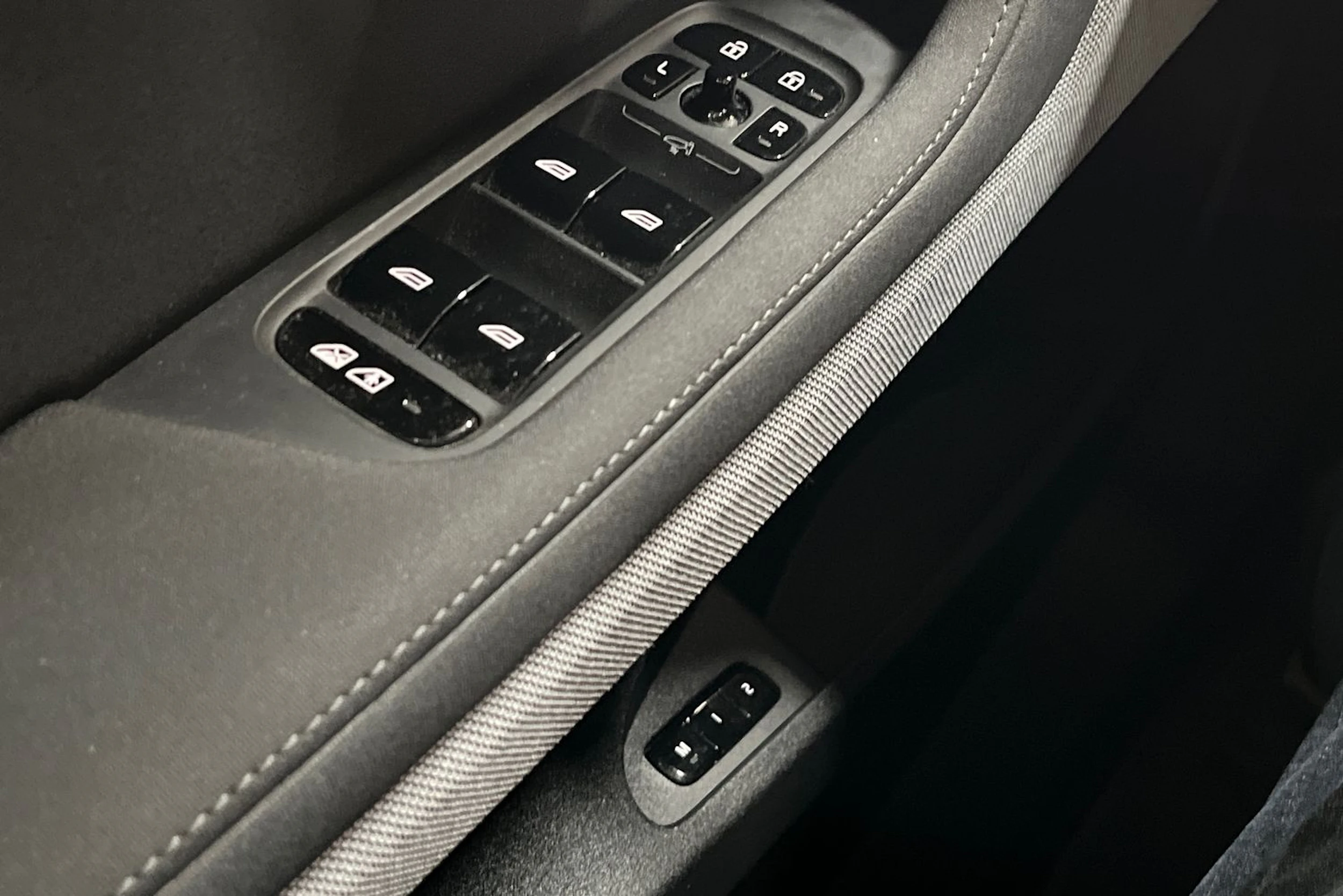 Valkoinen Polestar 2 2023 kuva 21.