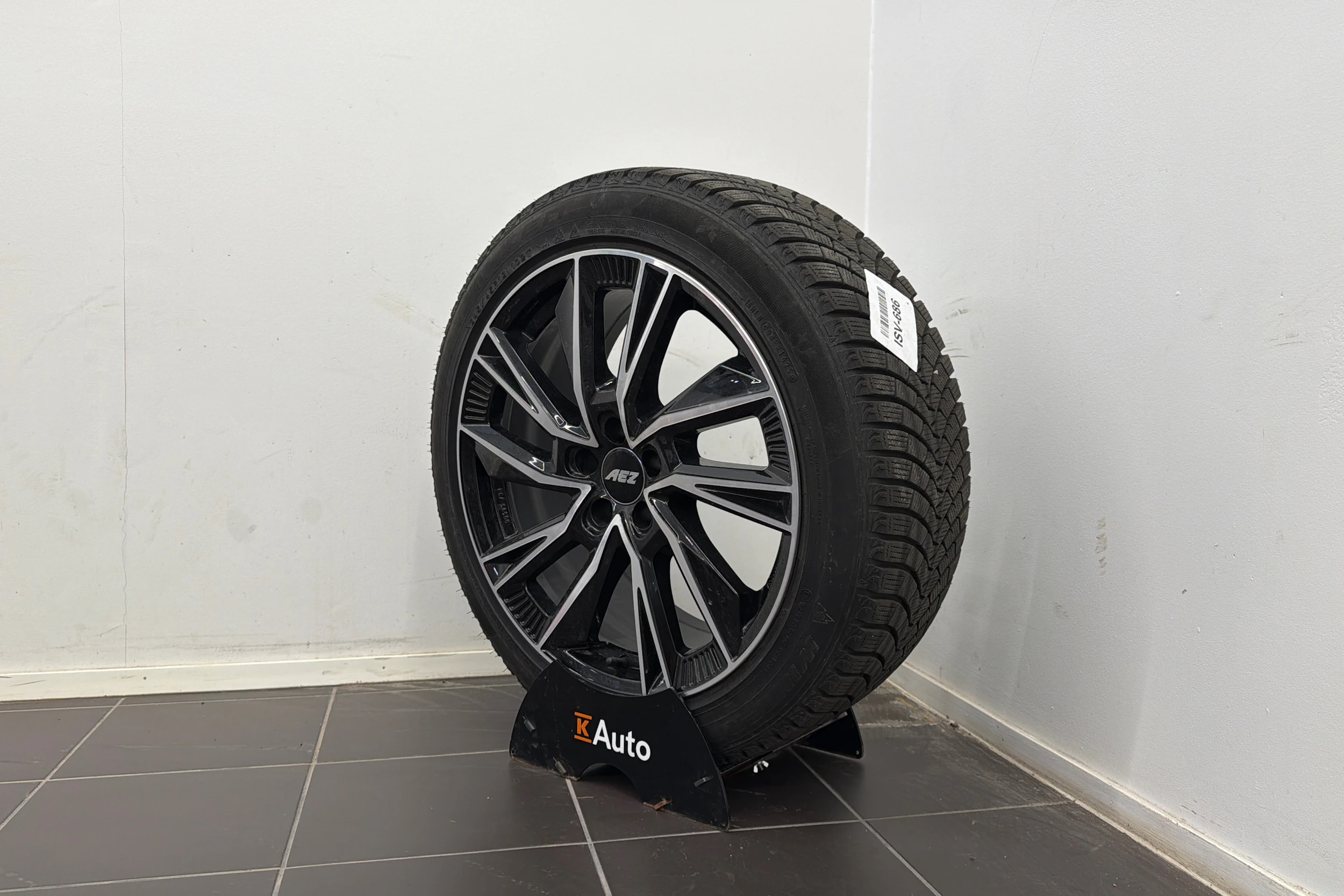 sininen Polestar 2 2023 kuva 10.