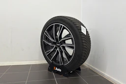 sininen Polestar 2 2023 kuva 10.