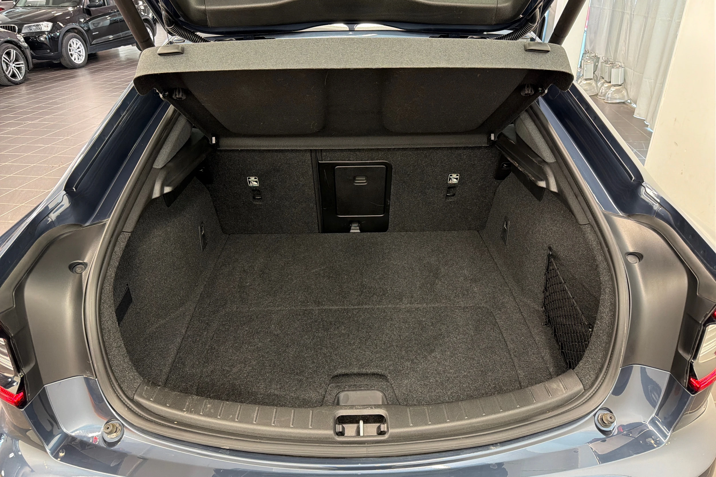 sininen Polestar 2 2023 kuva 11.