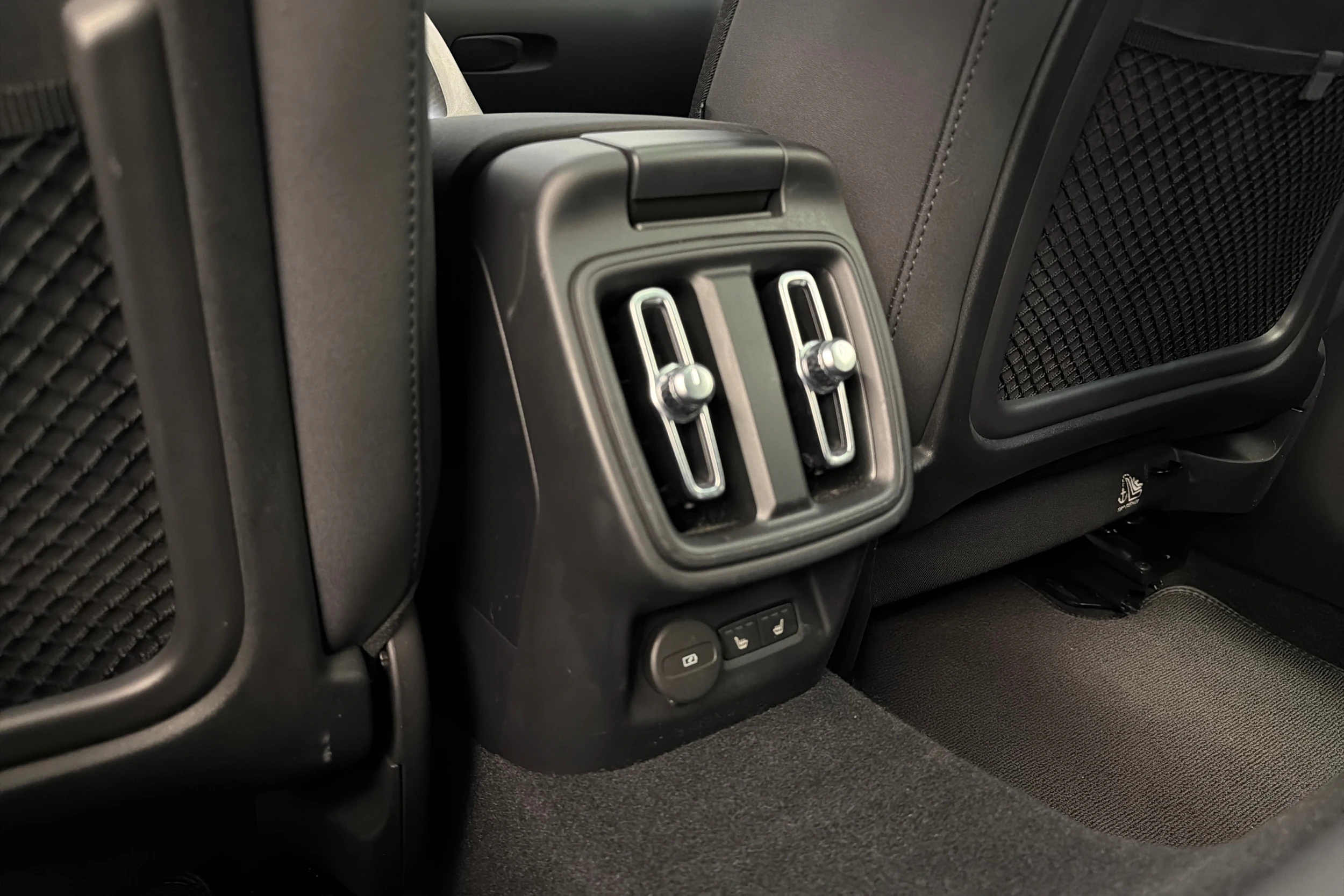 sininen Polestar 2 2023 kuva 15.