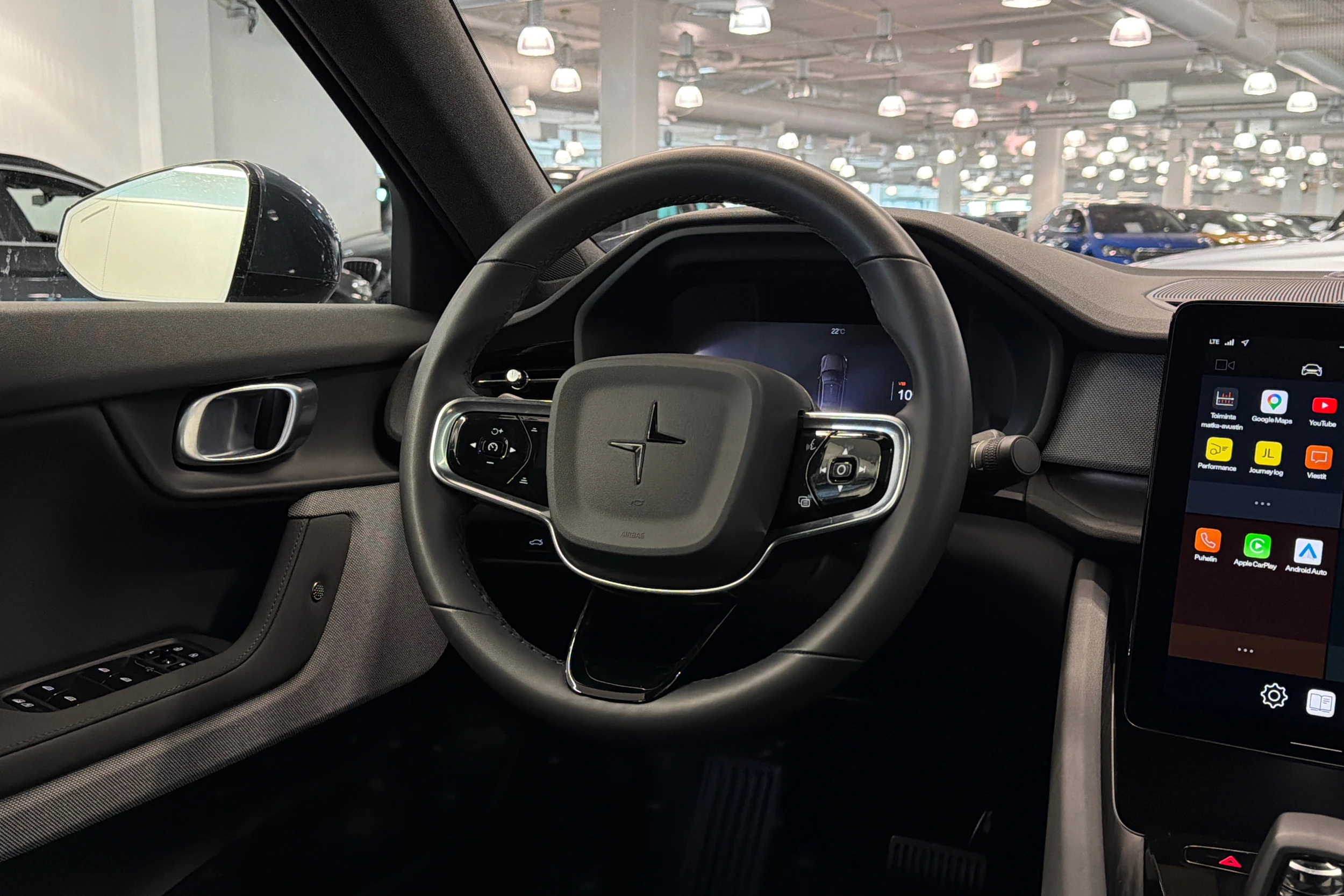 sininen Polestar 2 2023 kuva 16.