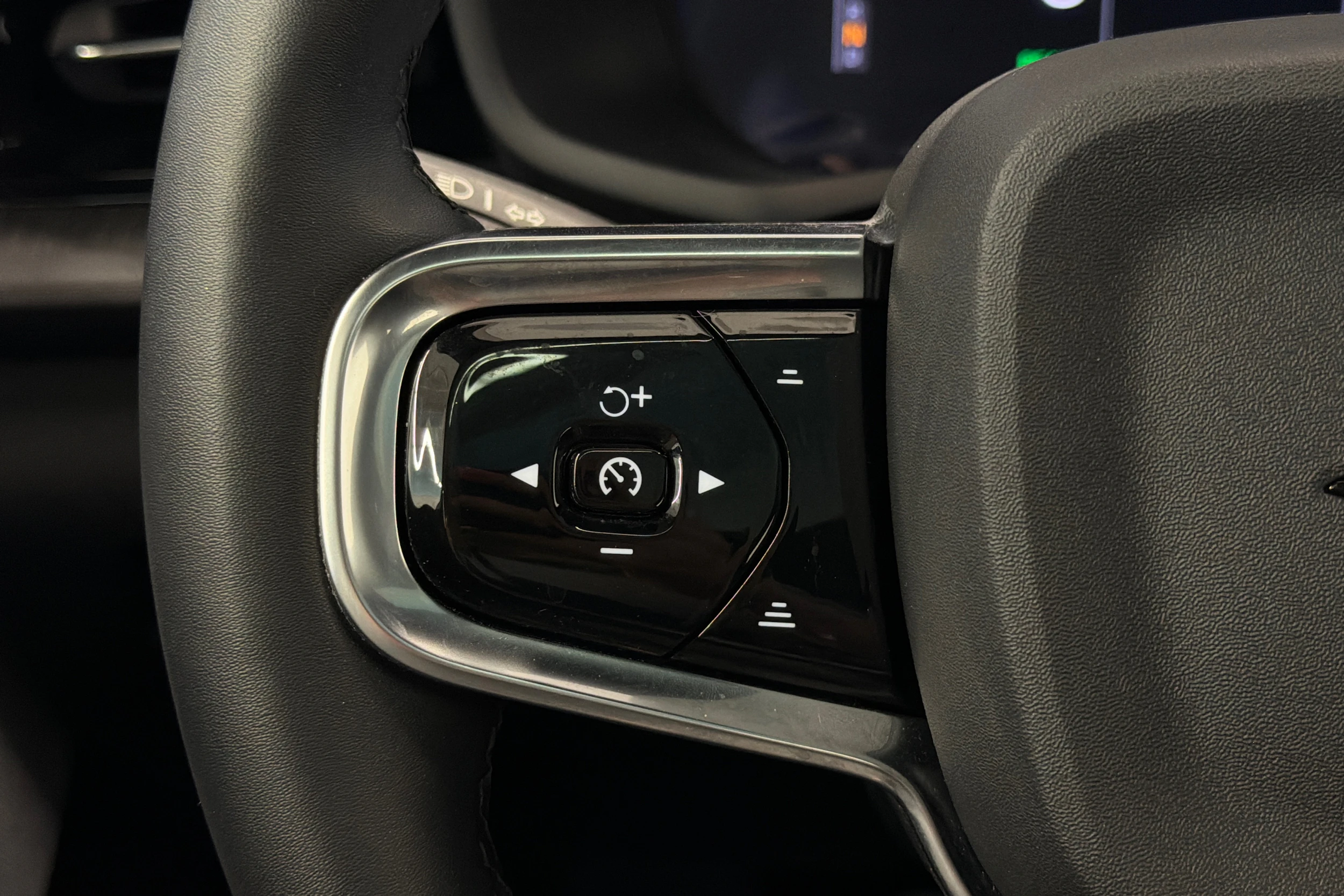 sininen Polestar 2 2023 kuva 17.
