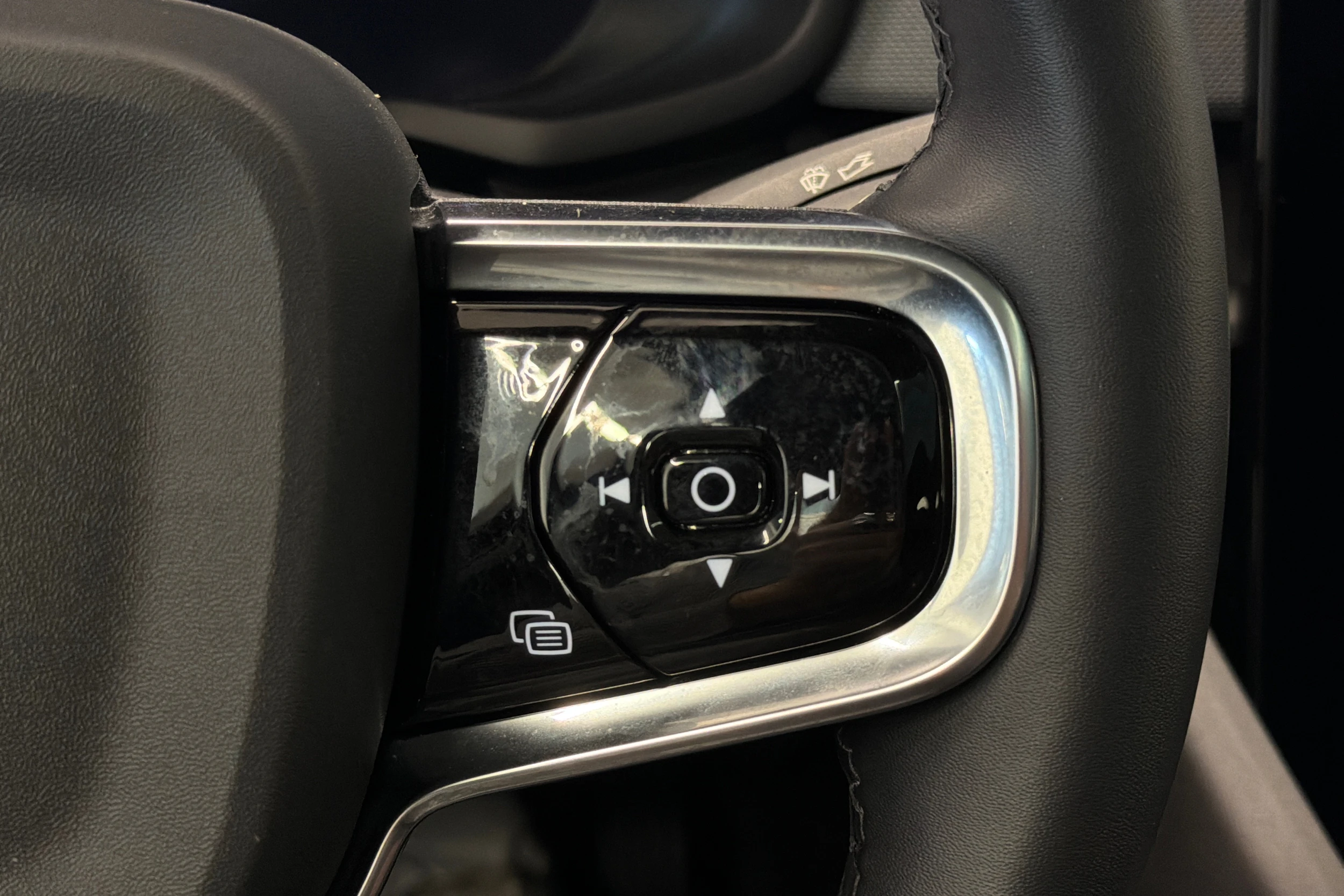 sininen Polestar 2 2023 kuva 18.