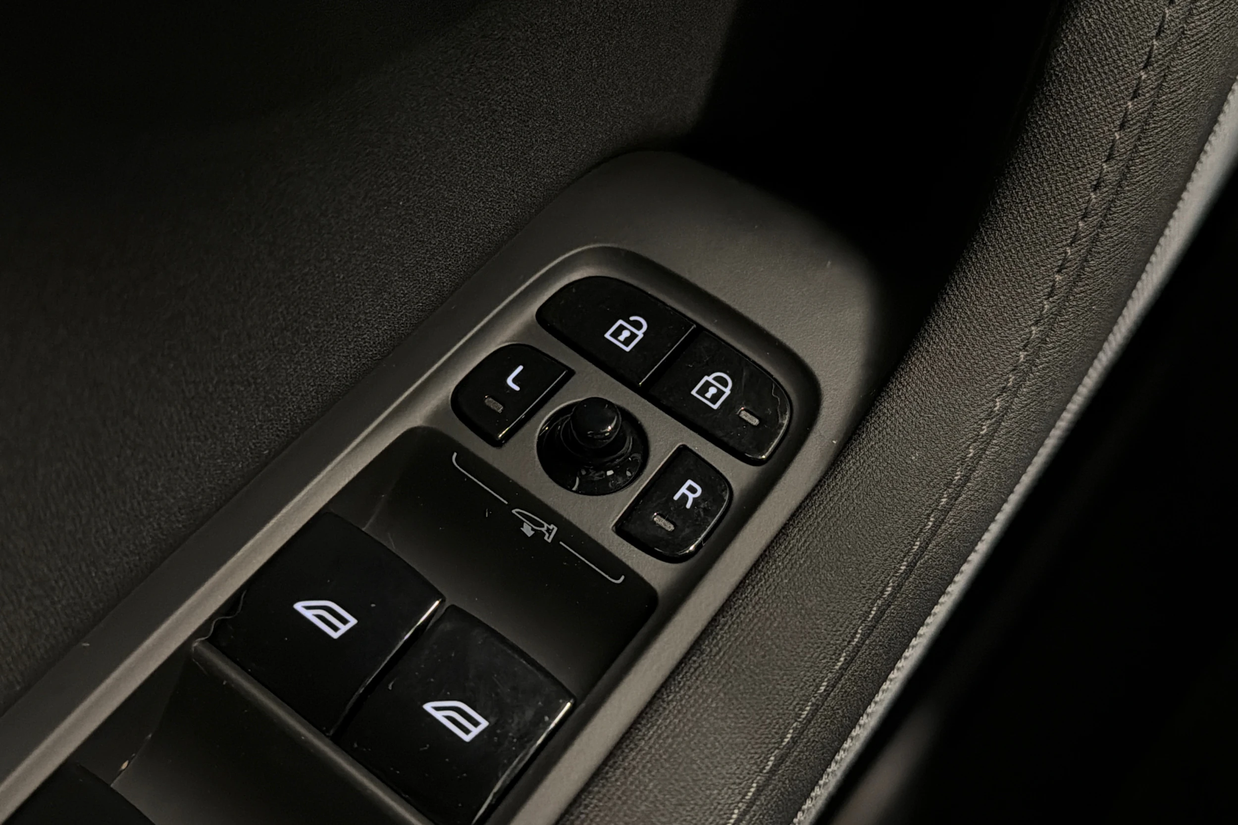 sininen Polestar 2 2023 kuva 21.