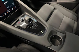 sininen Polestar 2 2023 kuva 23.