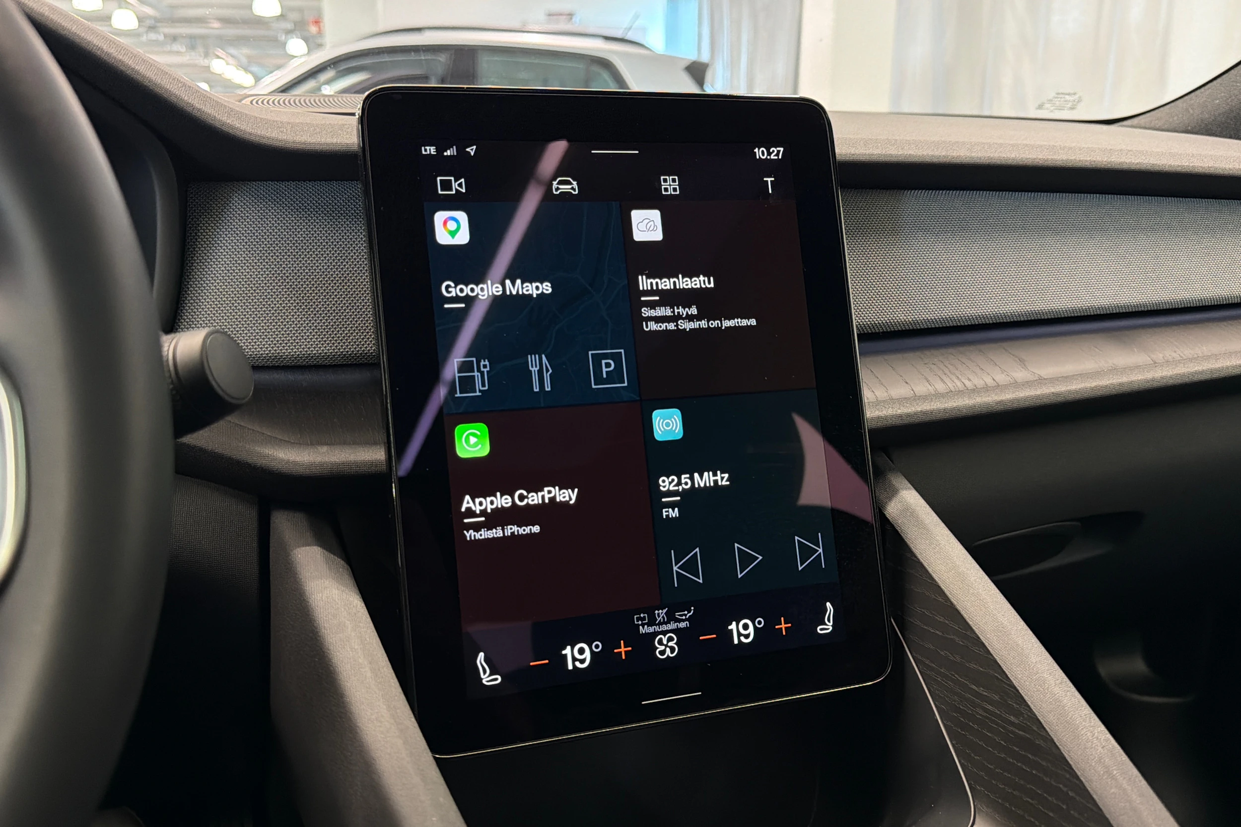 sininen Polestar 2 2023 kuva 24.