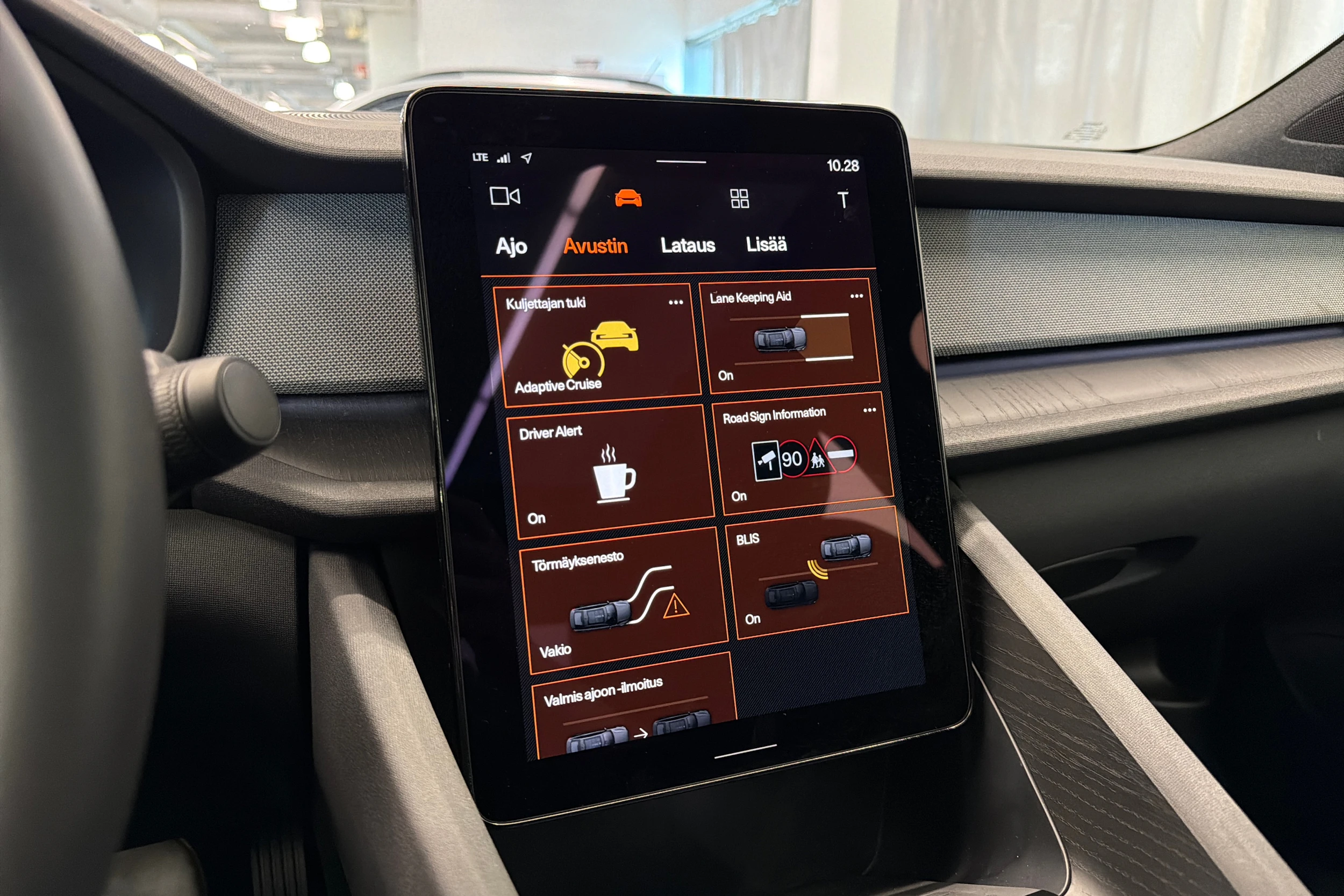 sininen Polestar 2 2023 kuva 26.
