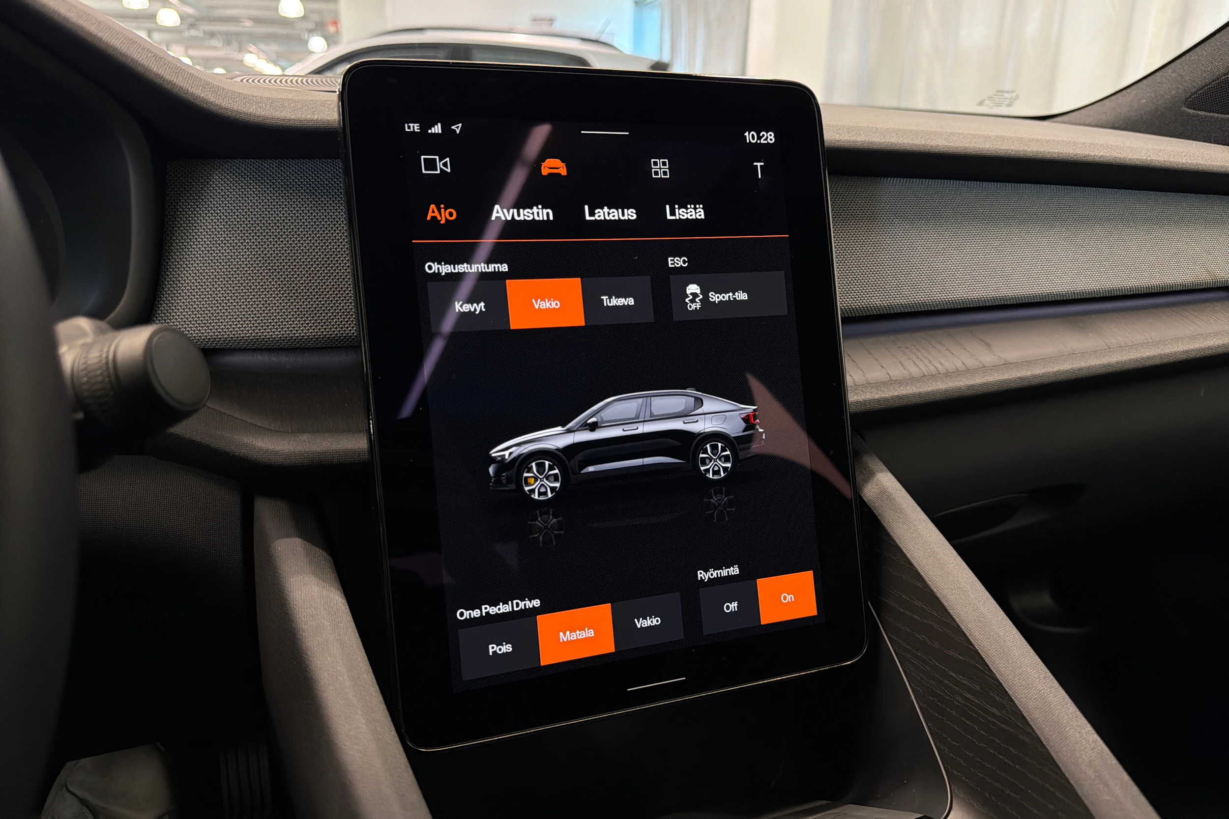sininen Polestar 2 2023 kuva 27.