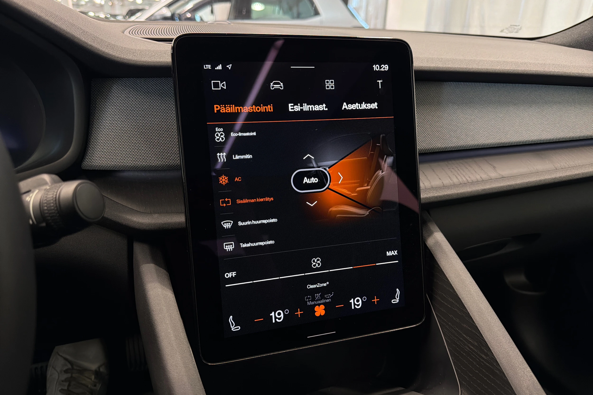 sininen Polestar 2 2023 kuva 29.