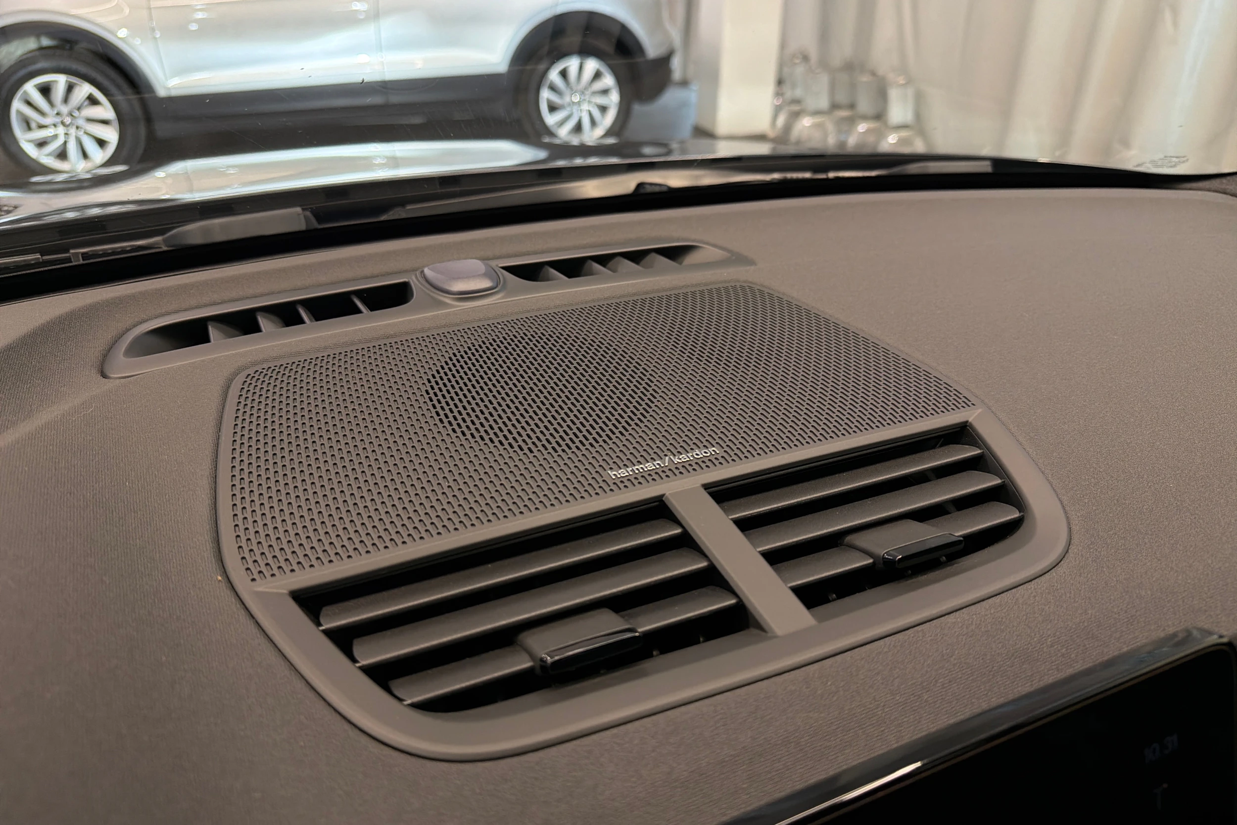 sininen Polestar 2 2023 kuva 34.