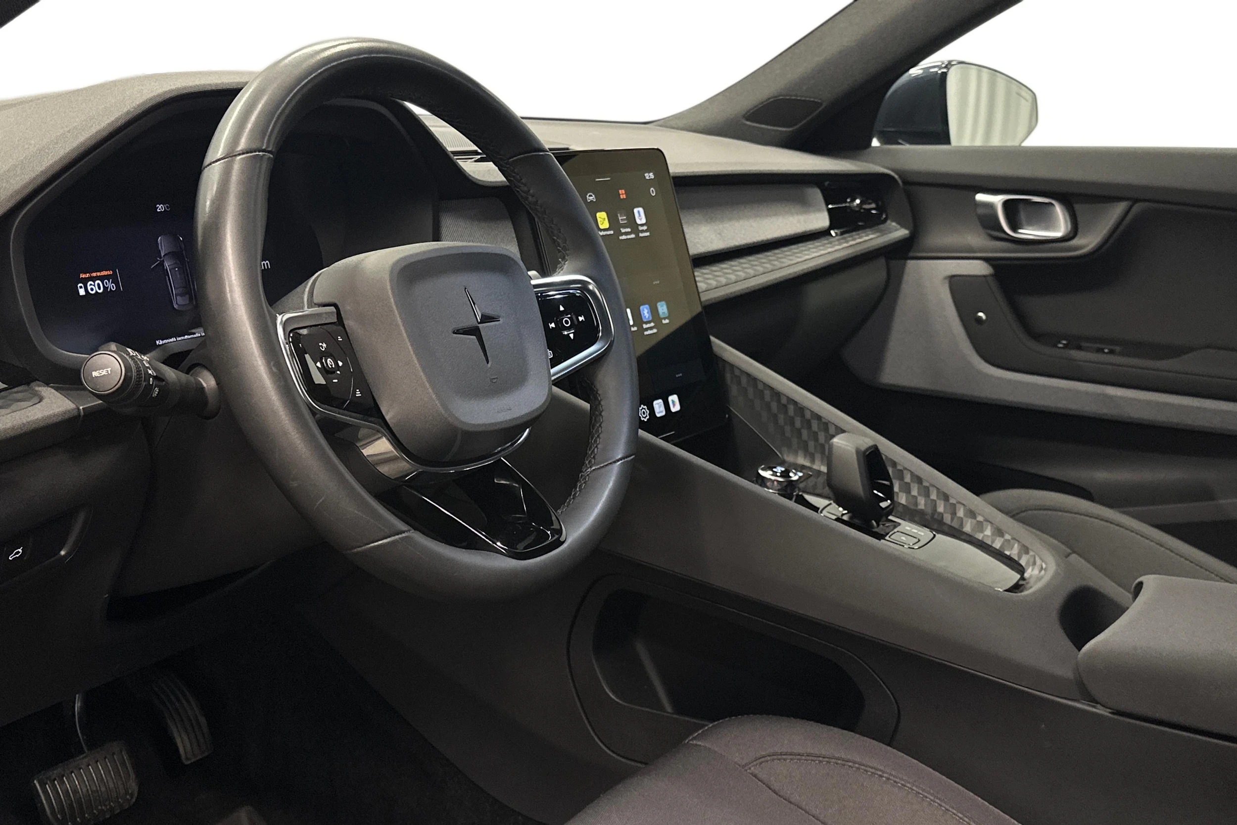 sininen Polestar 2 2023 kuva 8.