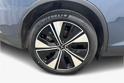 sininen Polestar 2 2023 kuva 12.
