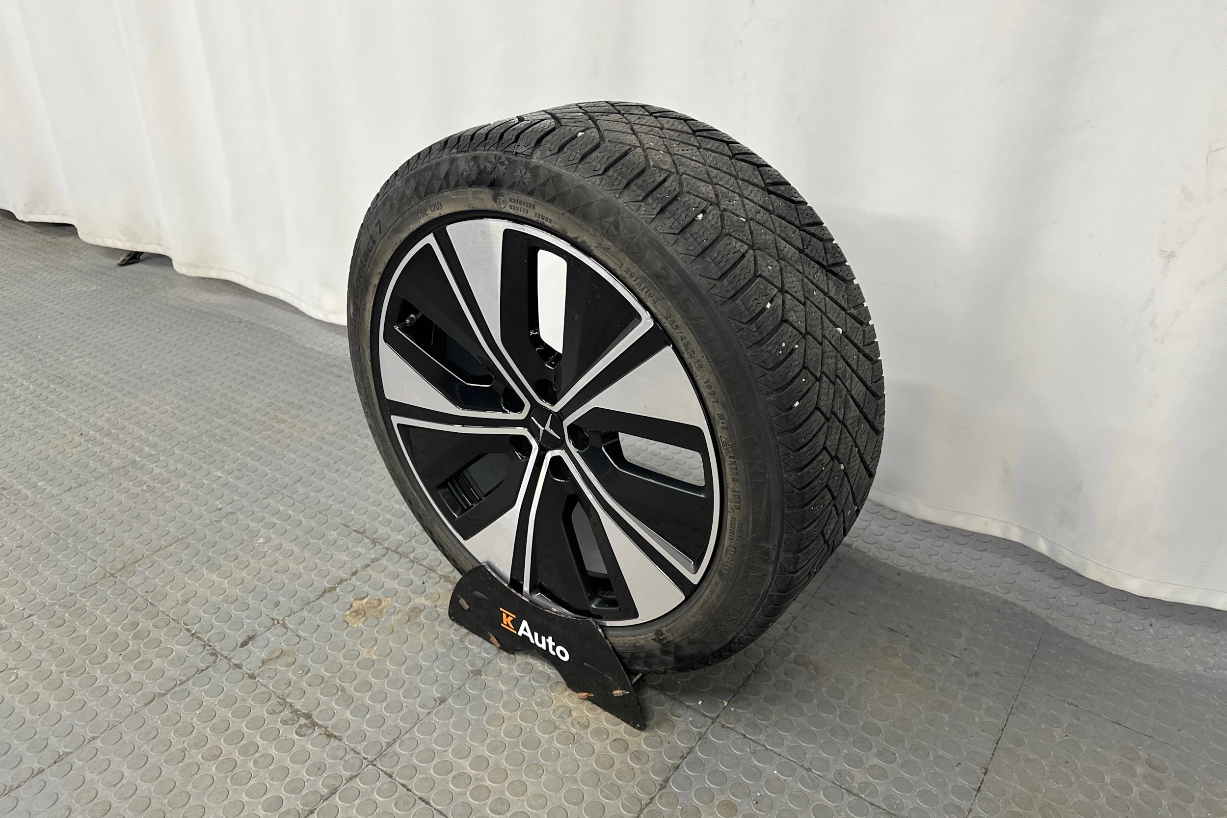 sininen Polestar 2 2023 kuva 13.