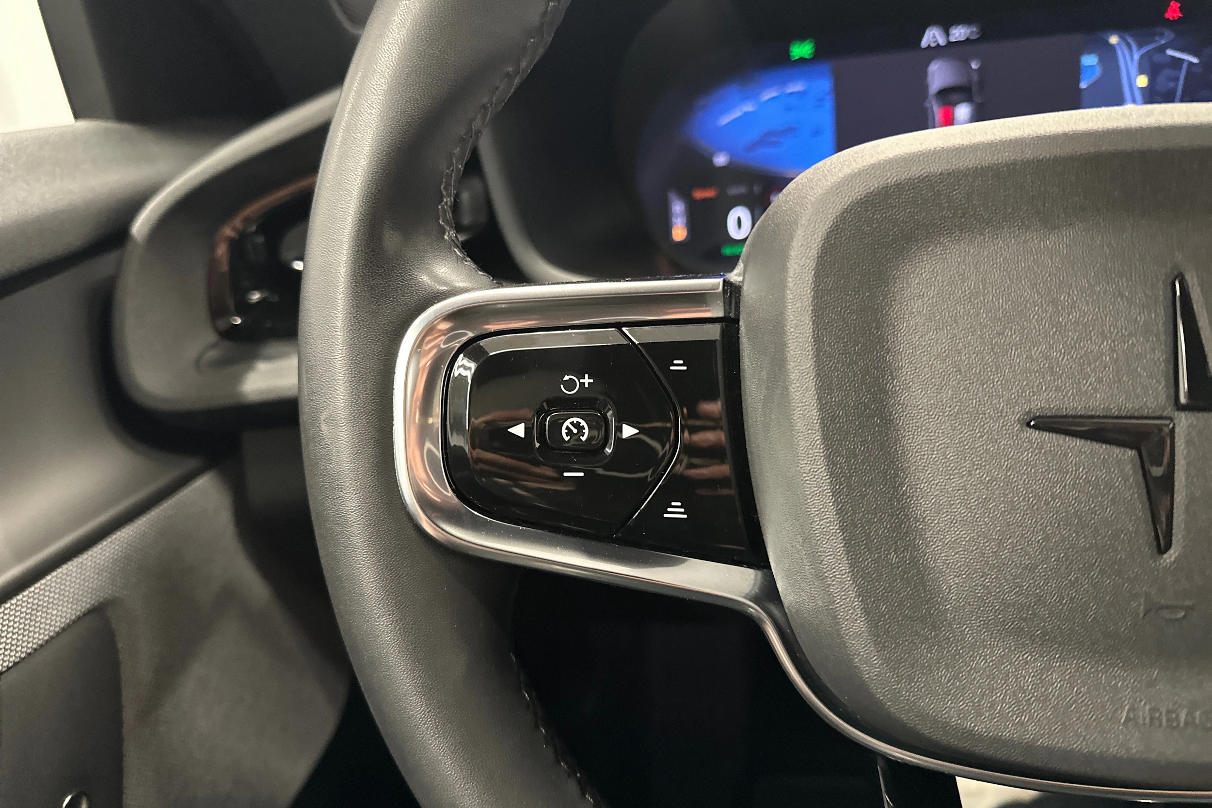 sininen Polestar 2 2023 kuva 15.