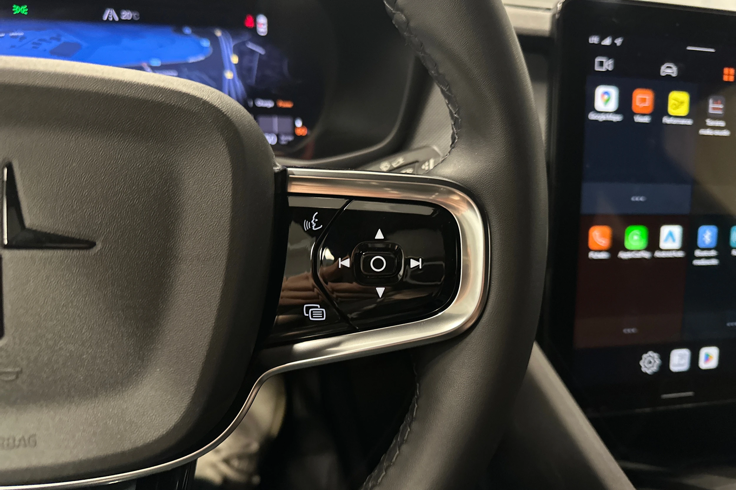 sininen Polestar 2 2023 kuva 16.