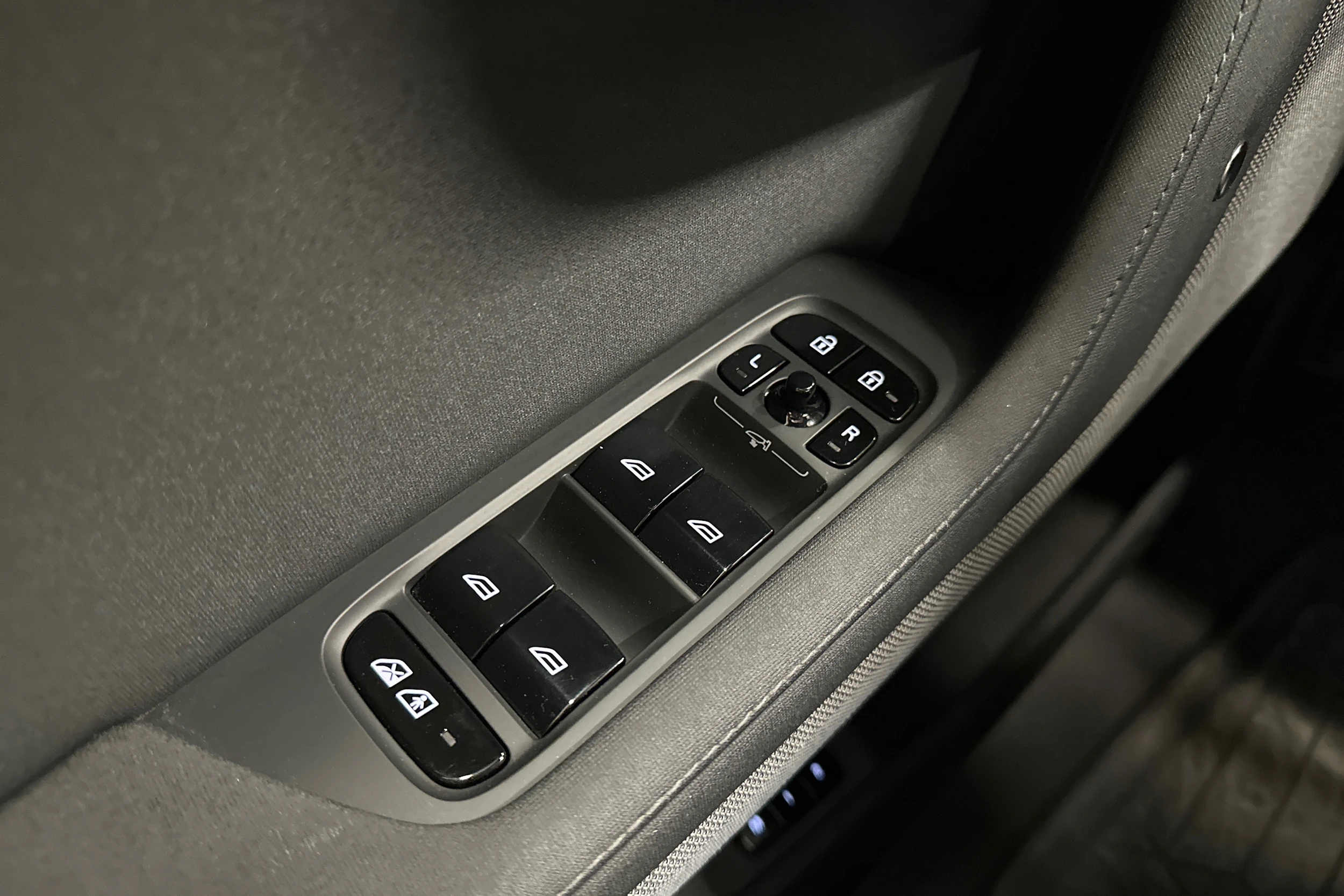 sininen Polestar 2 2023 kuva 18.