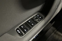sininen Polestar 2 2023 kuva 18.