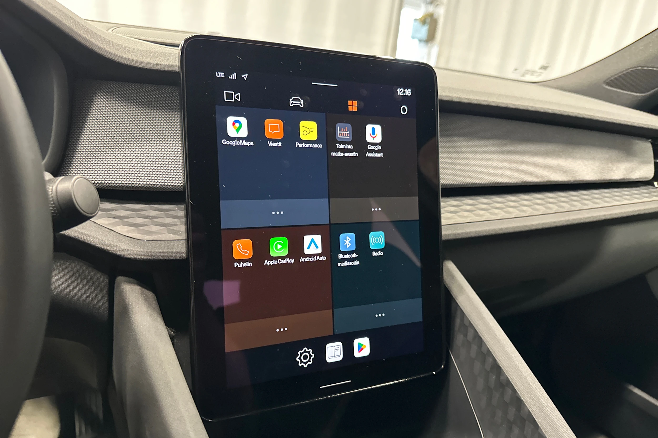 sininen Polestar 2 2023 kuva 19.