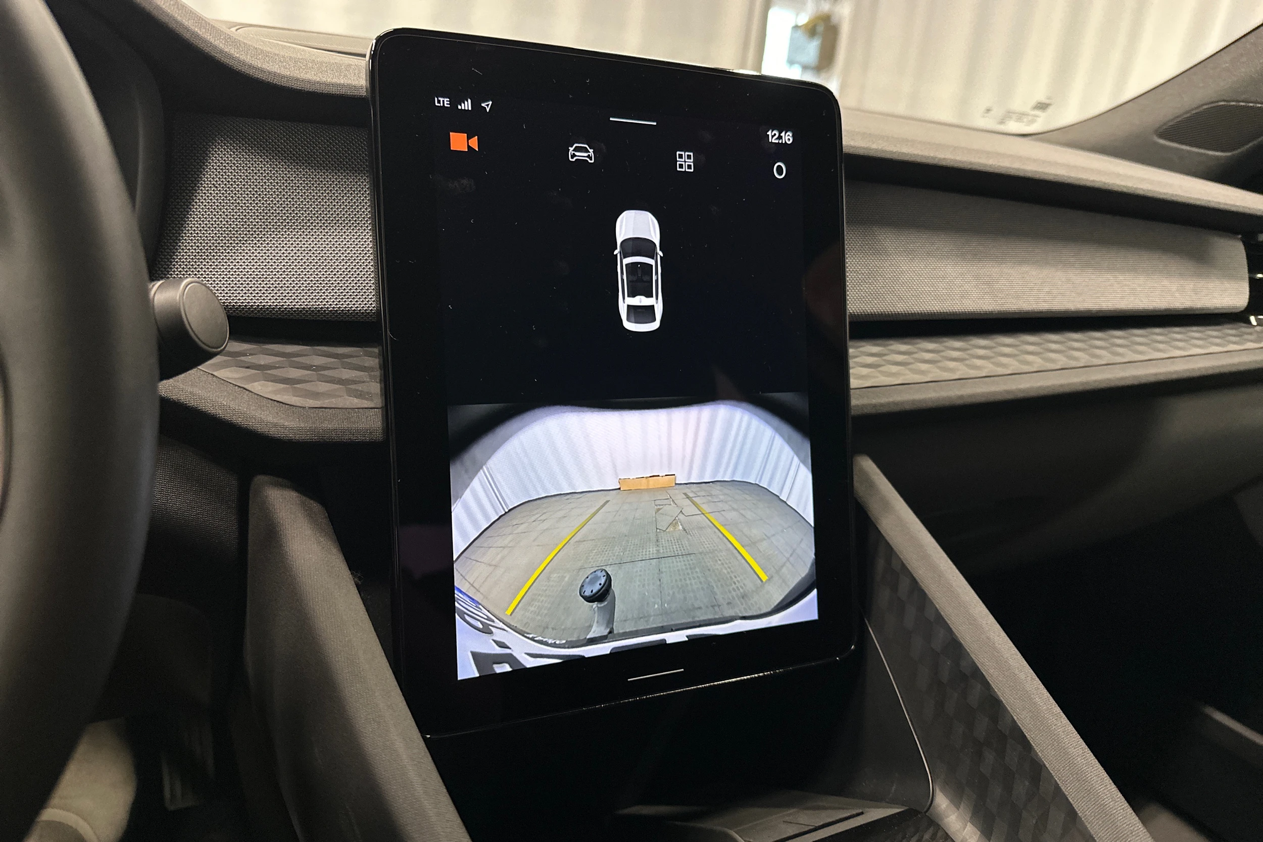 sininen Polestar 2 2023 kuva 21.