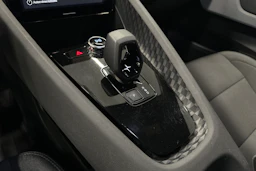 sininen Polestar 2 2023 kuva 24.