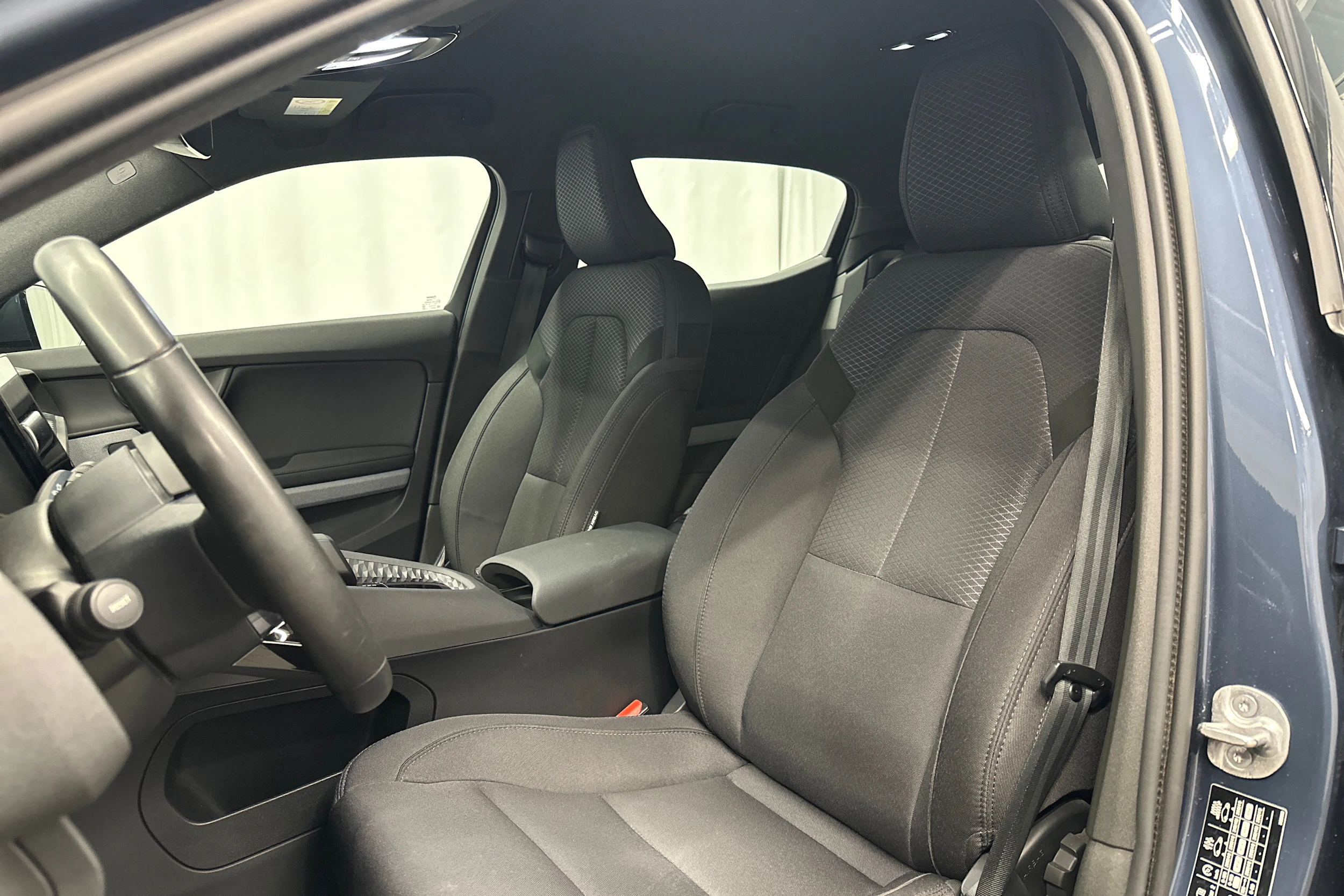 sininen Polestar 2 2023 kuva 25.