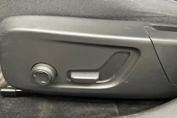 sininen Polestar 2 2023 kuva 26.