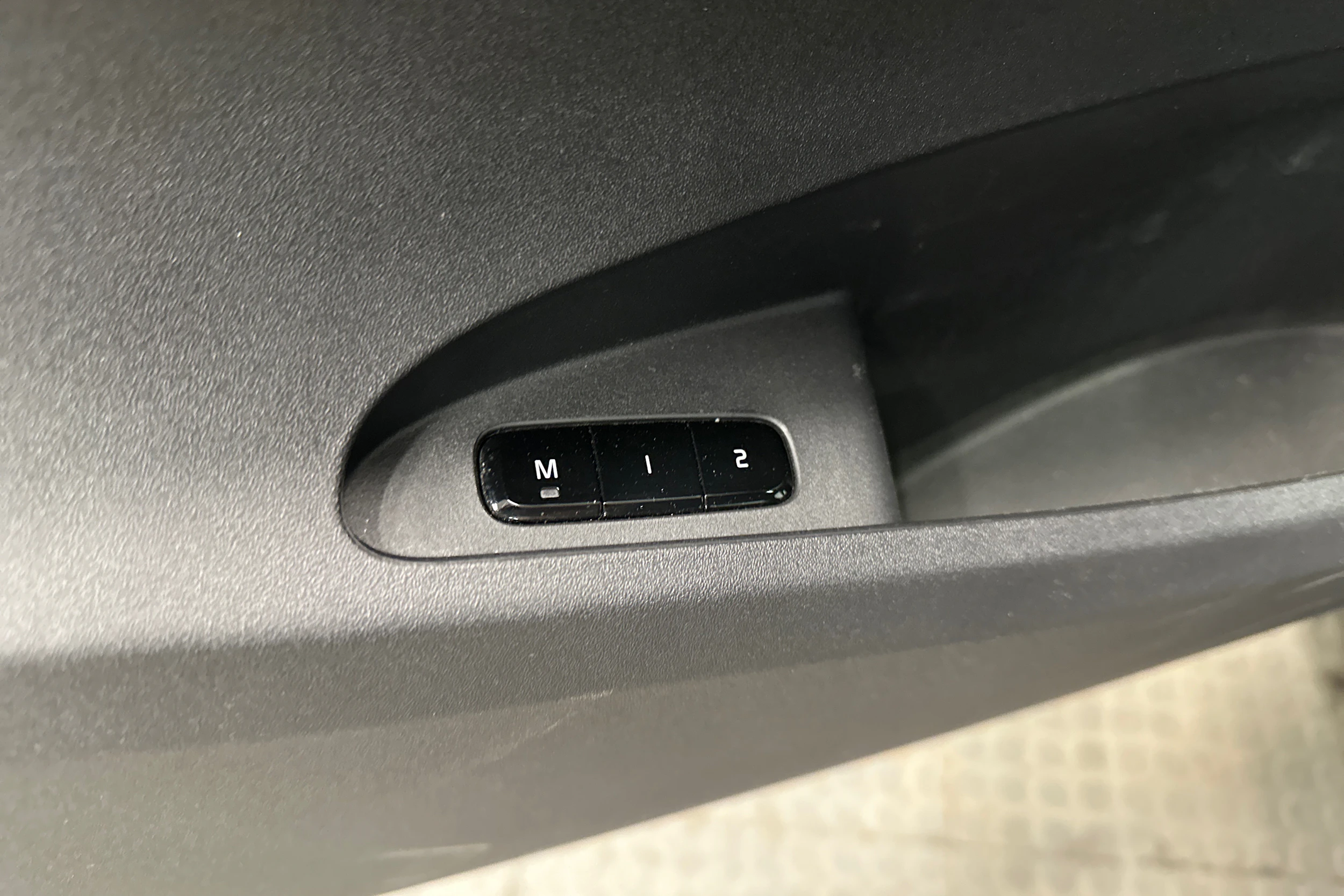 sininen Polestar 2 2023 kuva 27.