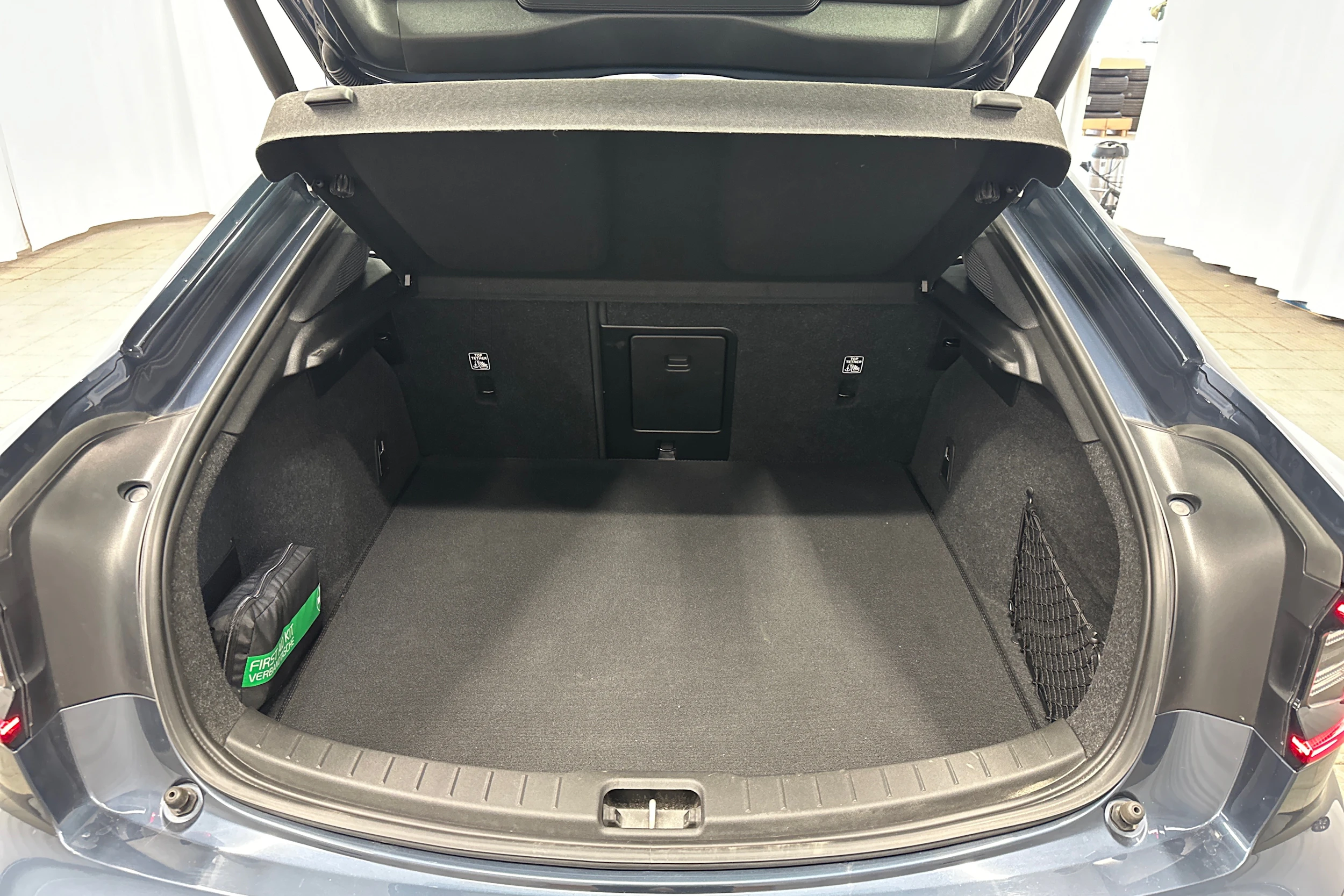 sininen Polestar 2 2023 kuva 28.