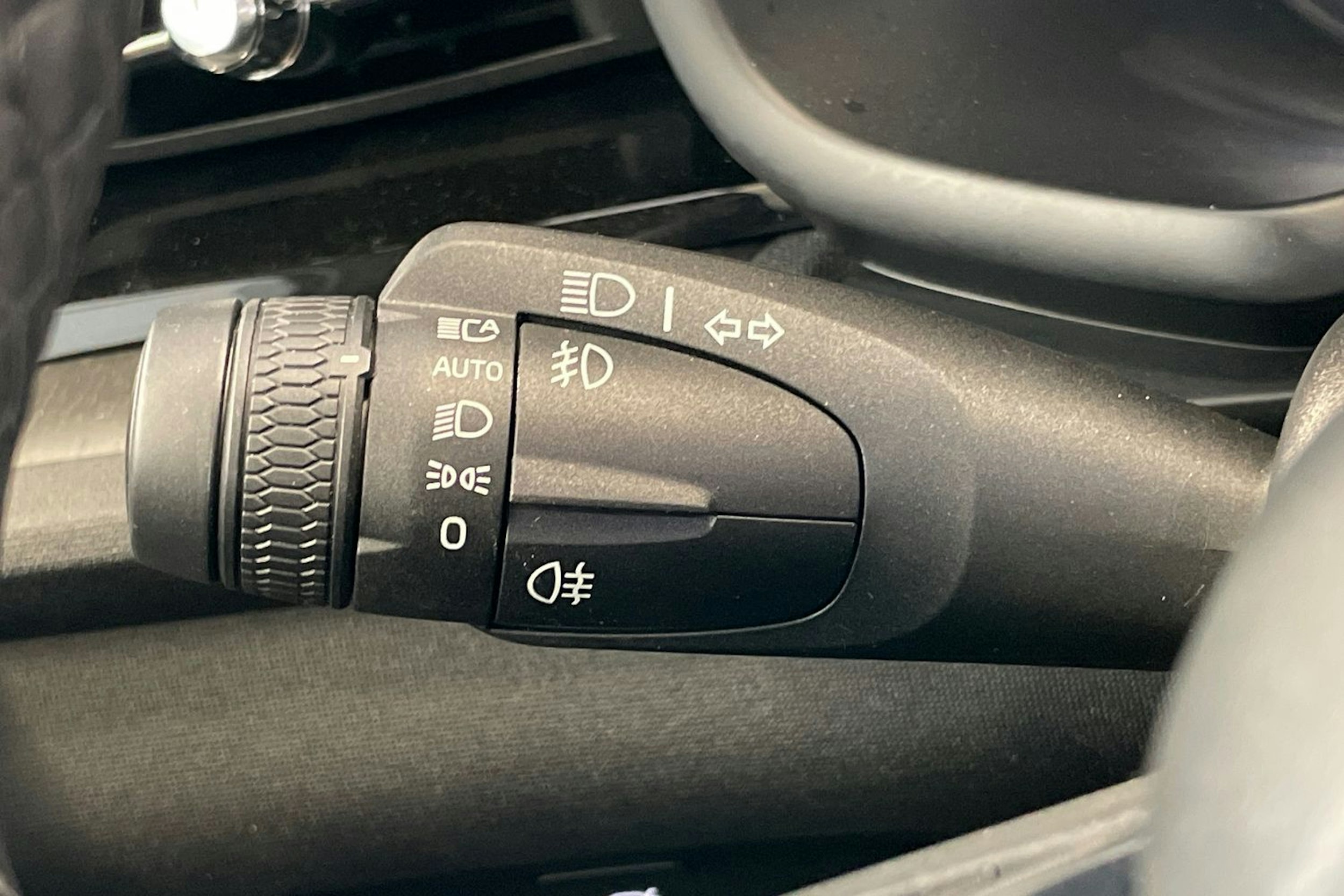 sininen Polestar 2 2023 kuva 26.