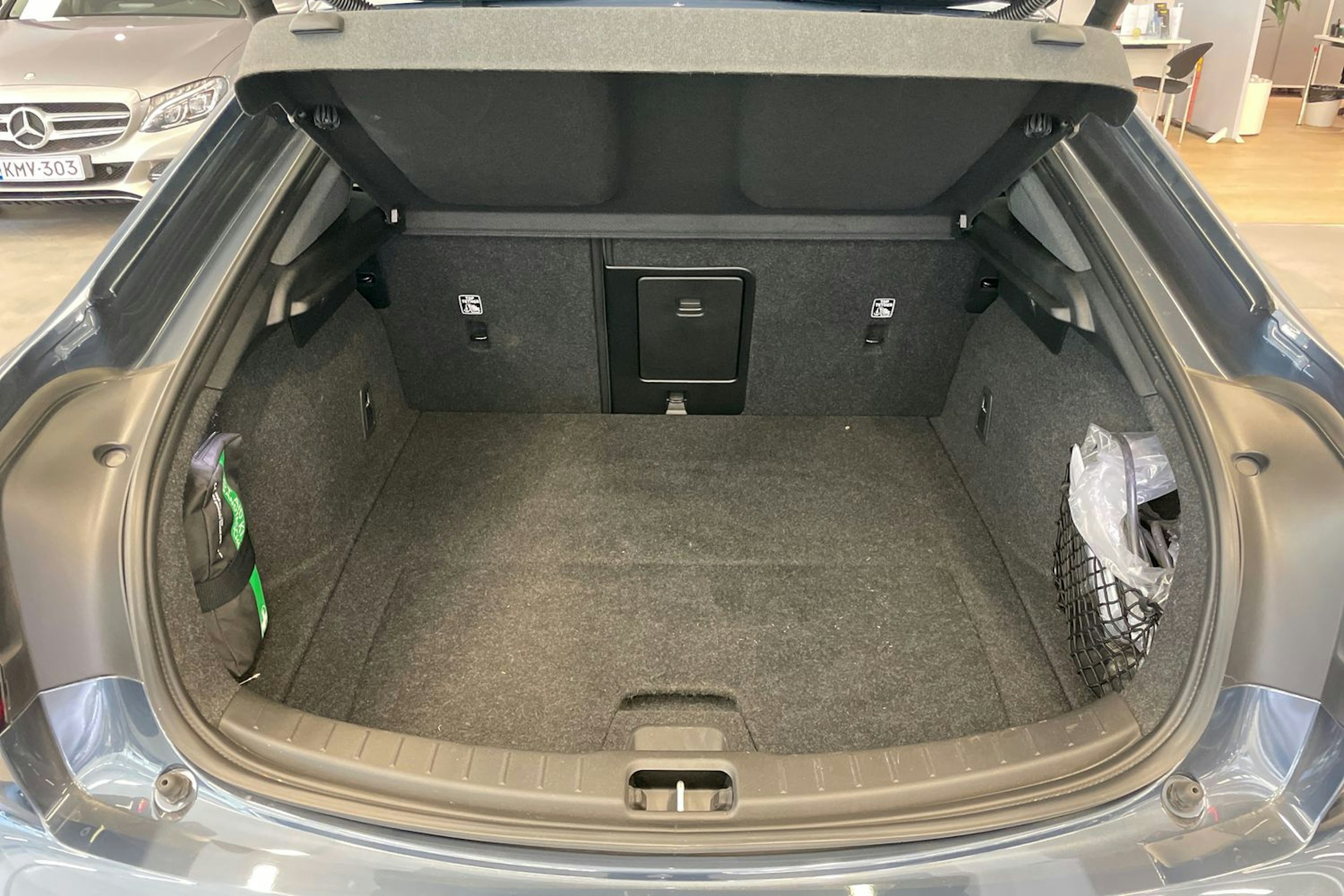 sininen Polestar 2 2023 kuva 28.