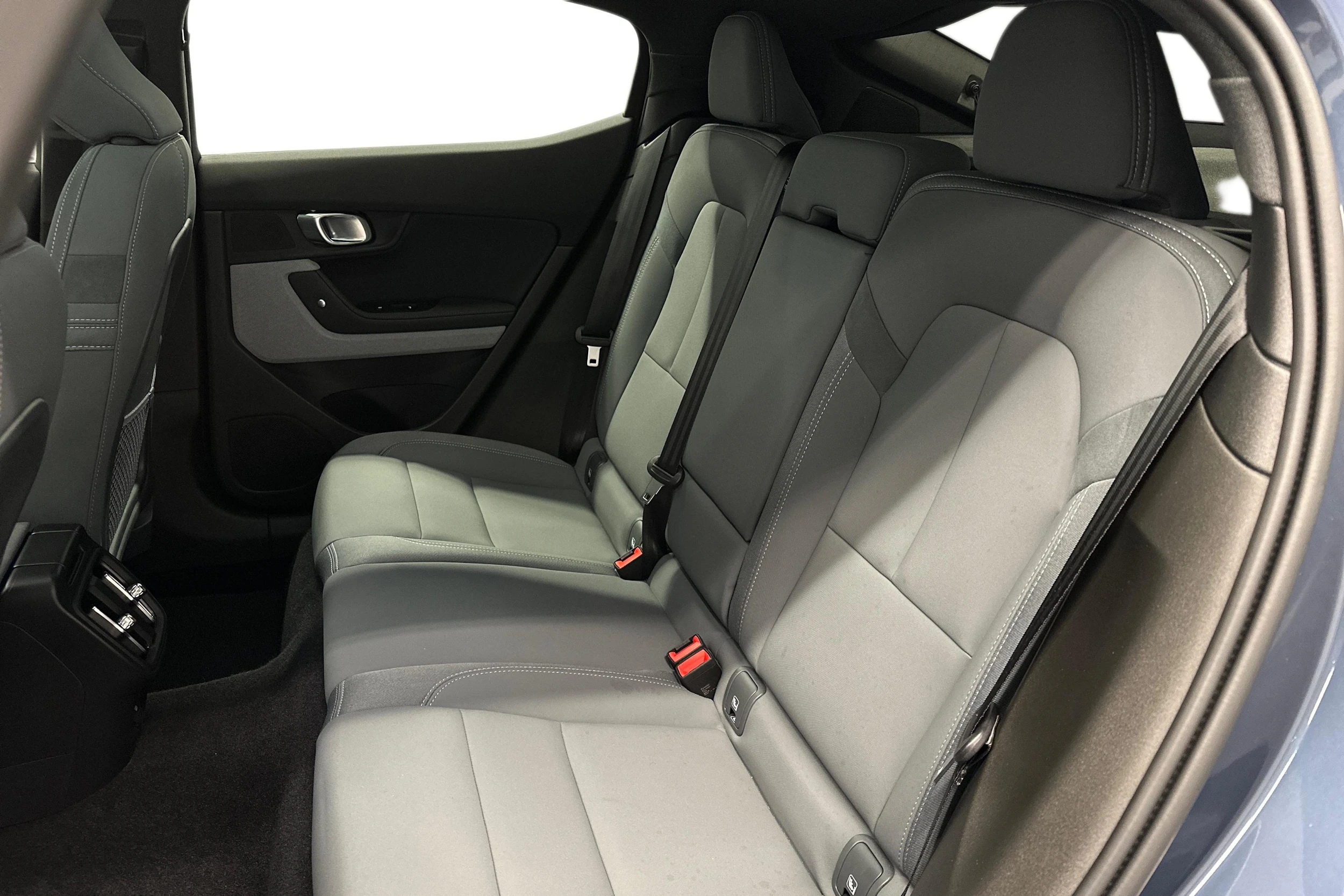 sininen Polestar 2 2023 kuva 11.