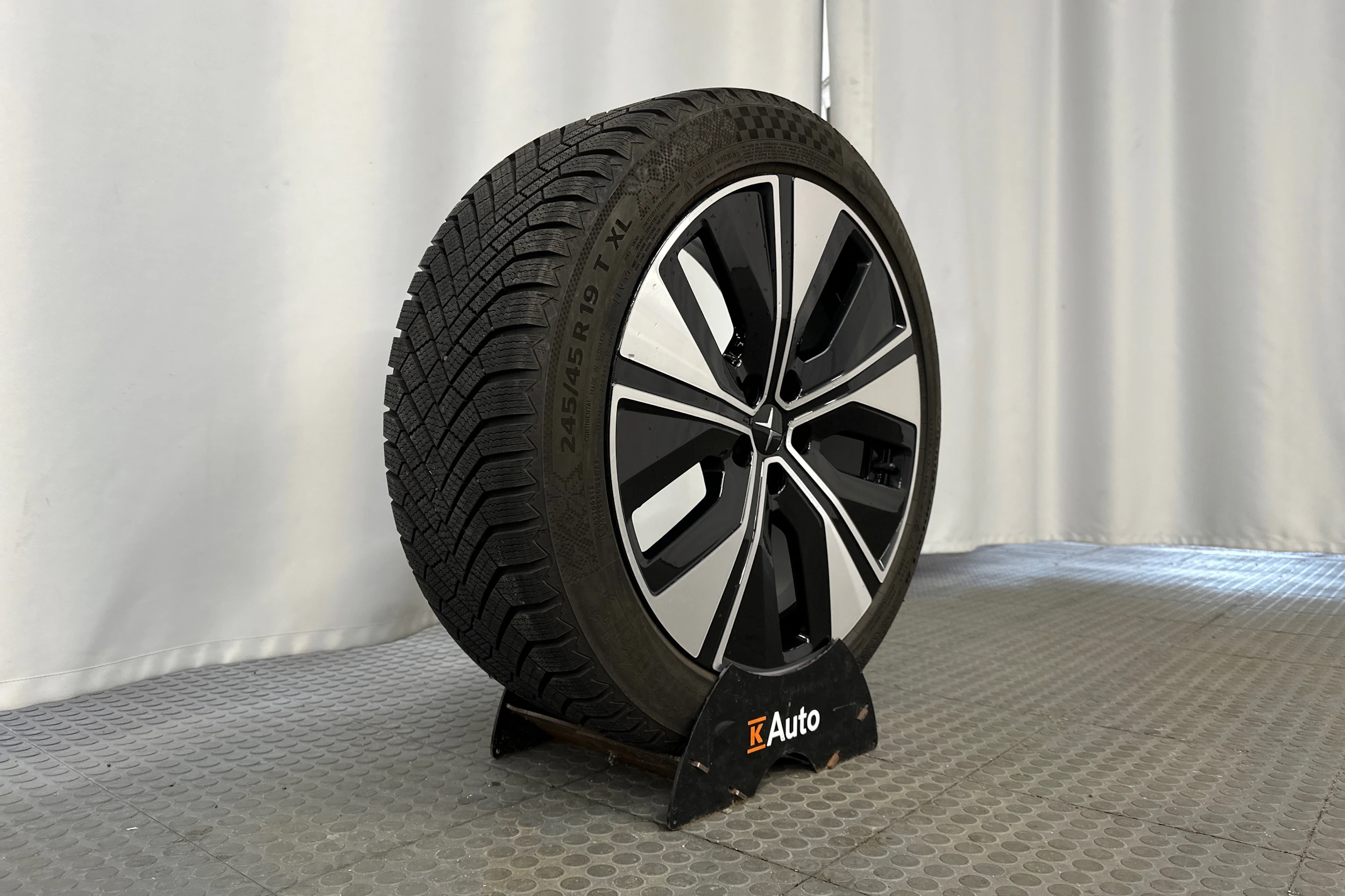 sininen Polestar 2 2023 kuva 13.
