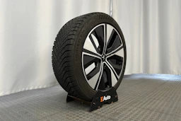 sininen Polestar 2 2023 kuva 13.