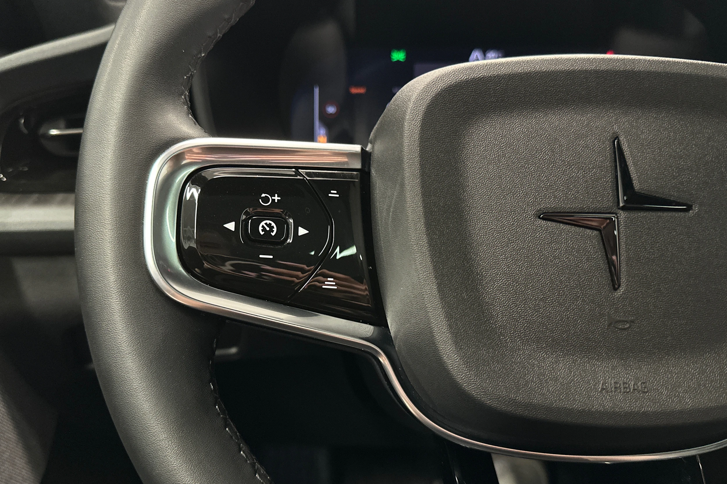 sininen Polestar 2 2023 kuva 15.