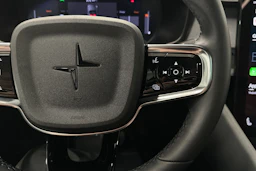 sininen Polestar 2 2023 kuva 16.