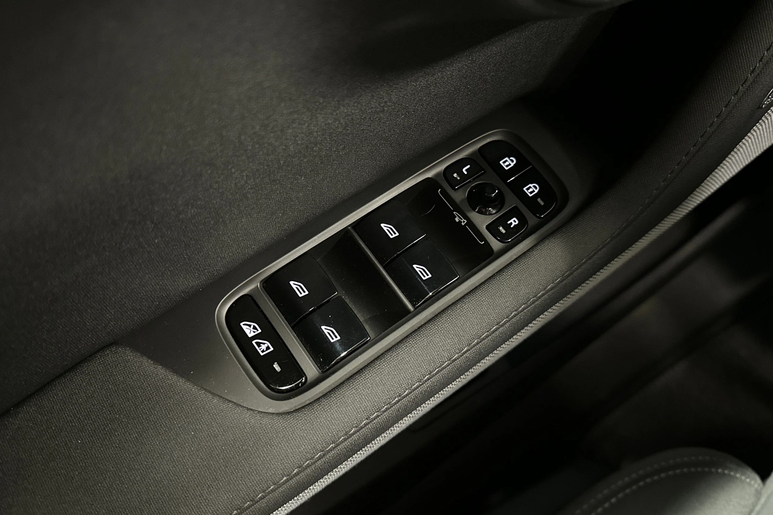 sininen Polestar 2 2023 kuva 18.