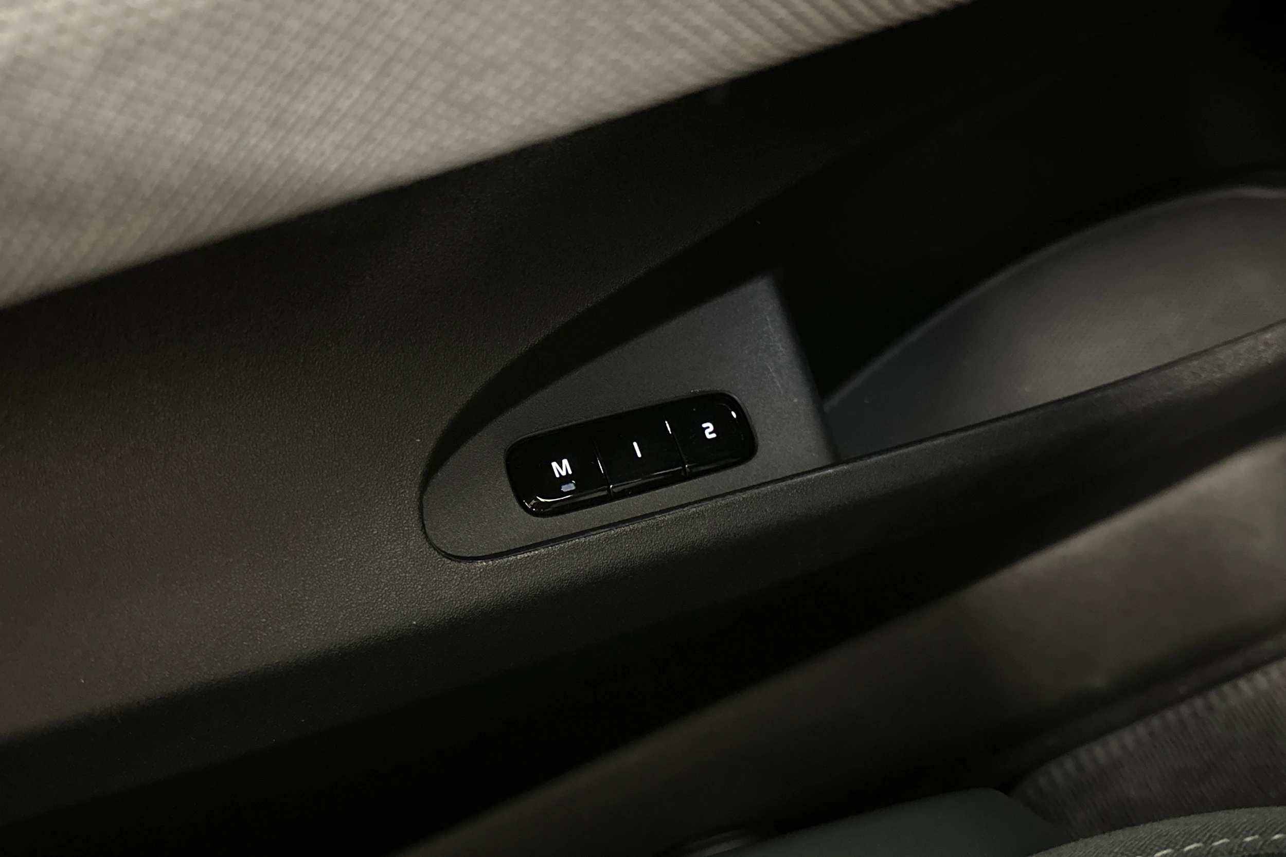 sininen Polestar 2 2023 kuva 19.