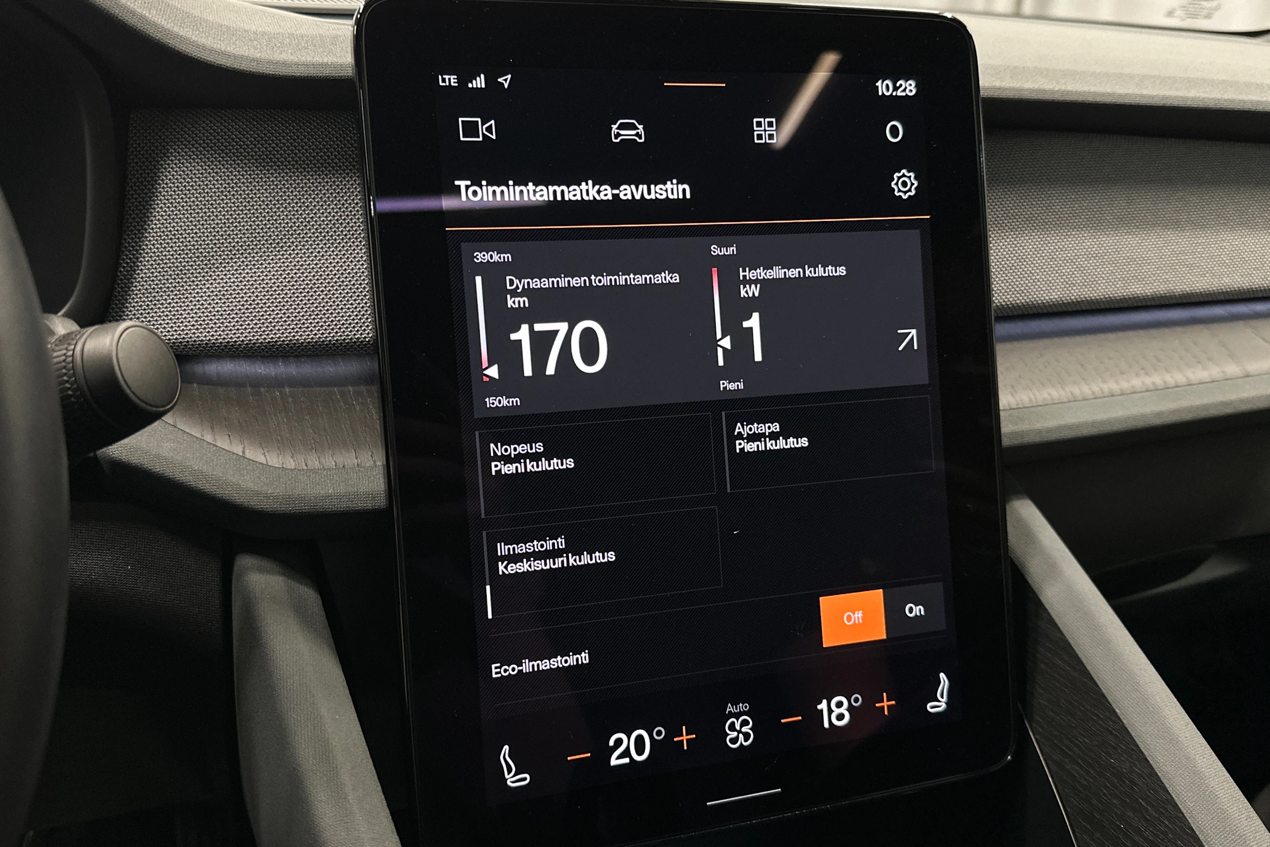 sininen Polestar 2 2023 kuva 28.