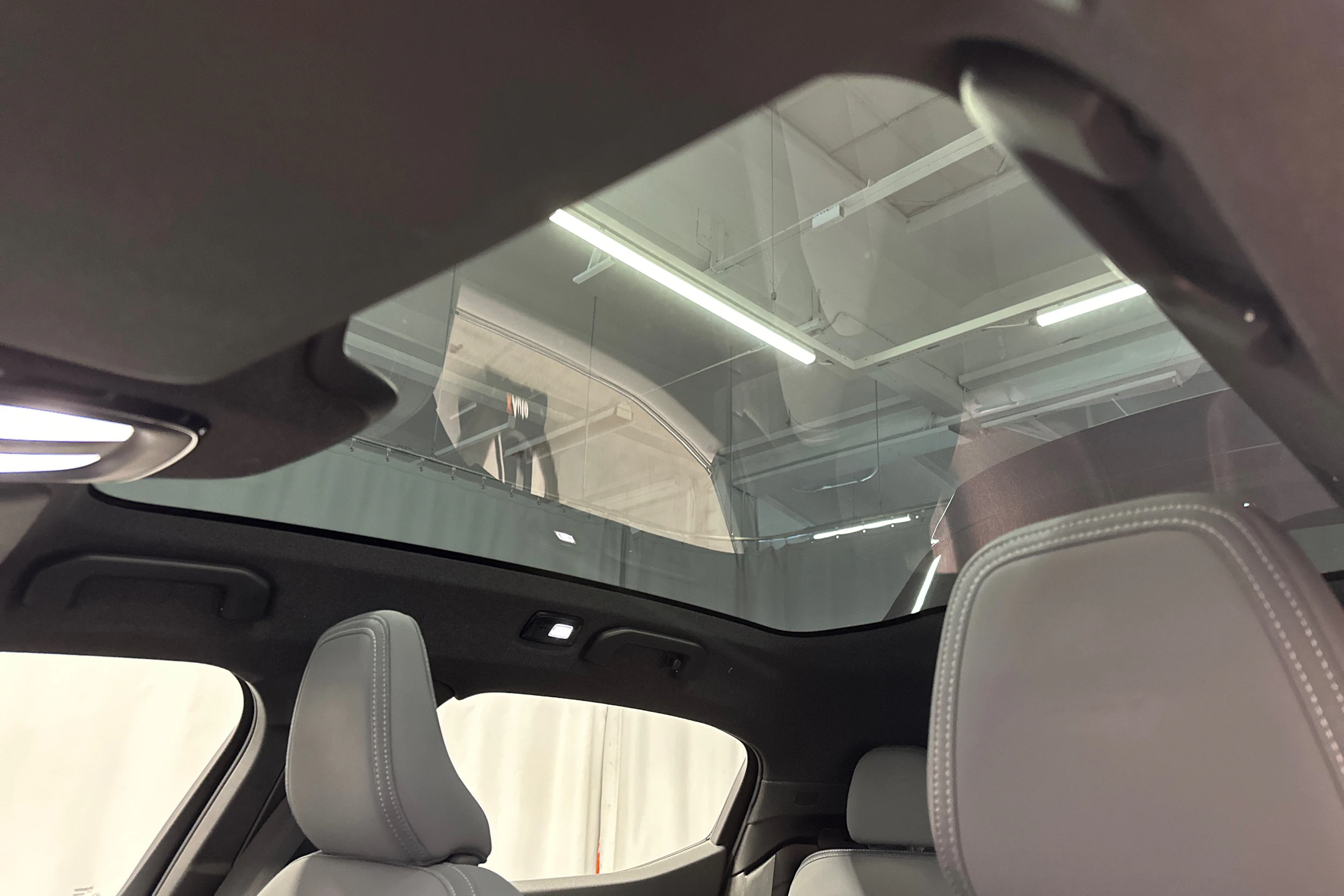 sininen Polestar 2 2023 kuva 37.